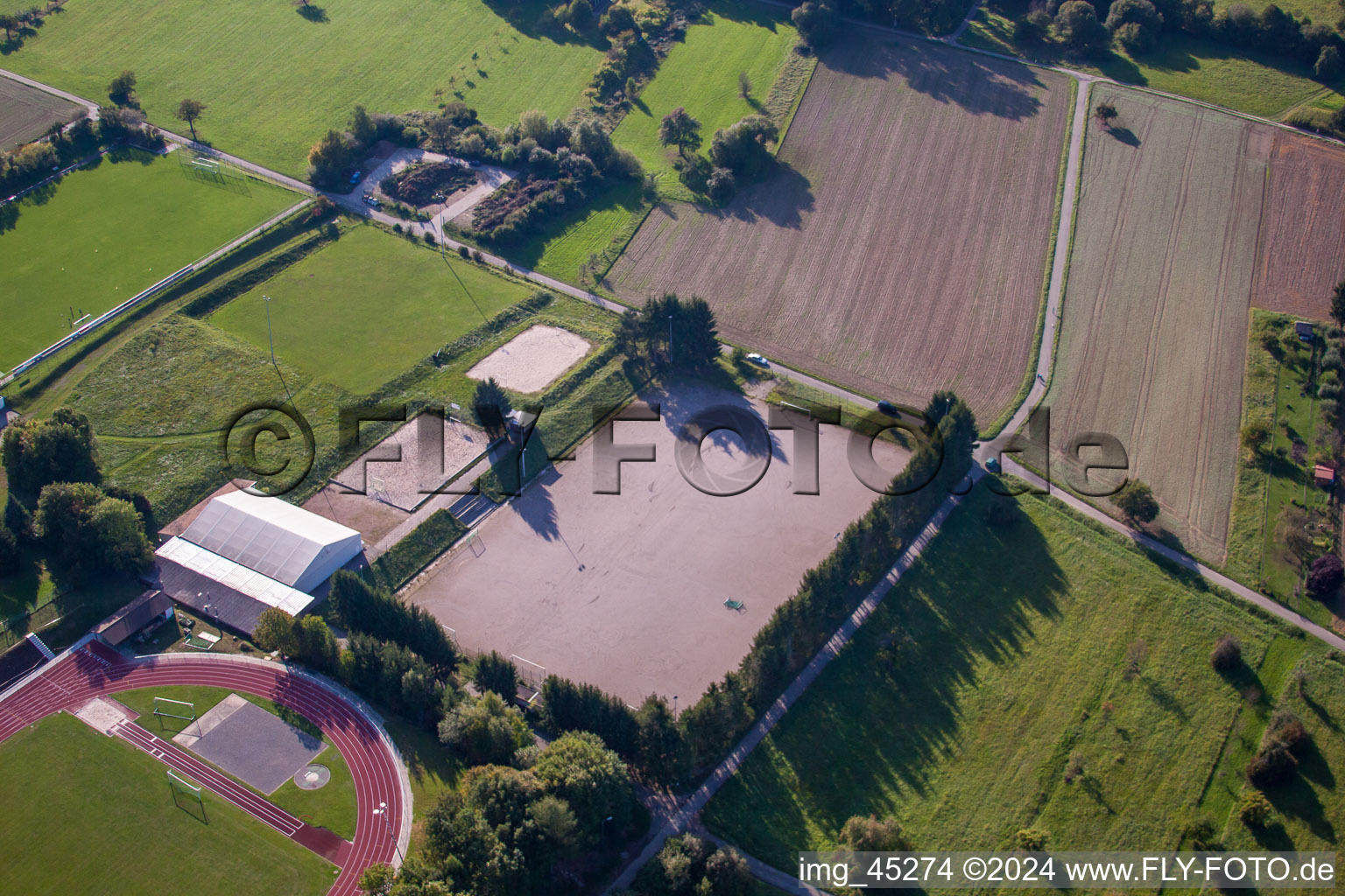 Terrains de sport de SV-1899 eV Langensteinbach à le quartier Langensteinbach in Karlsbad dans le département Bade-Wurtemberg, Allemagne vue du ciel