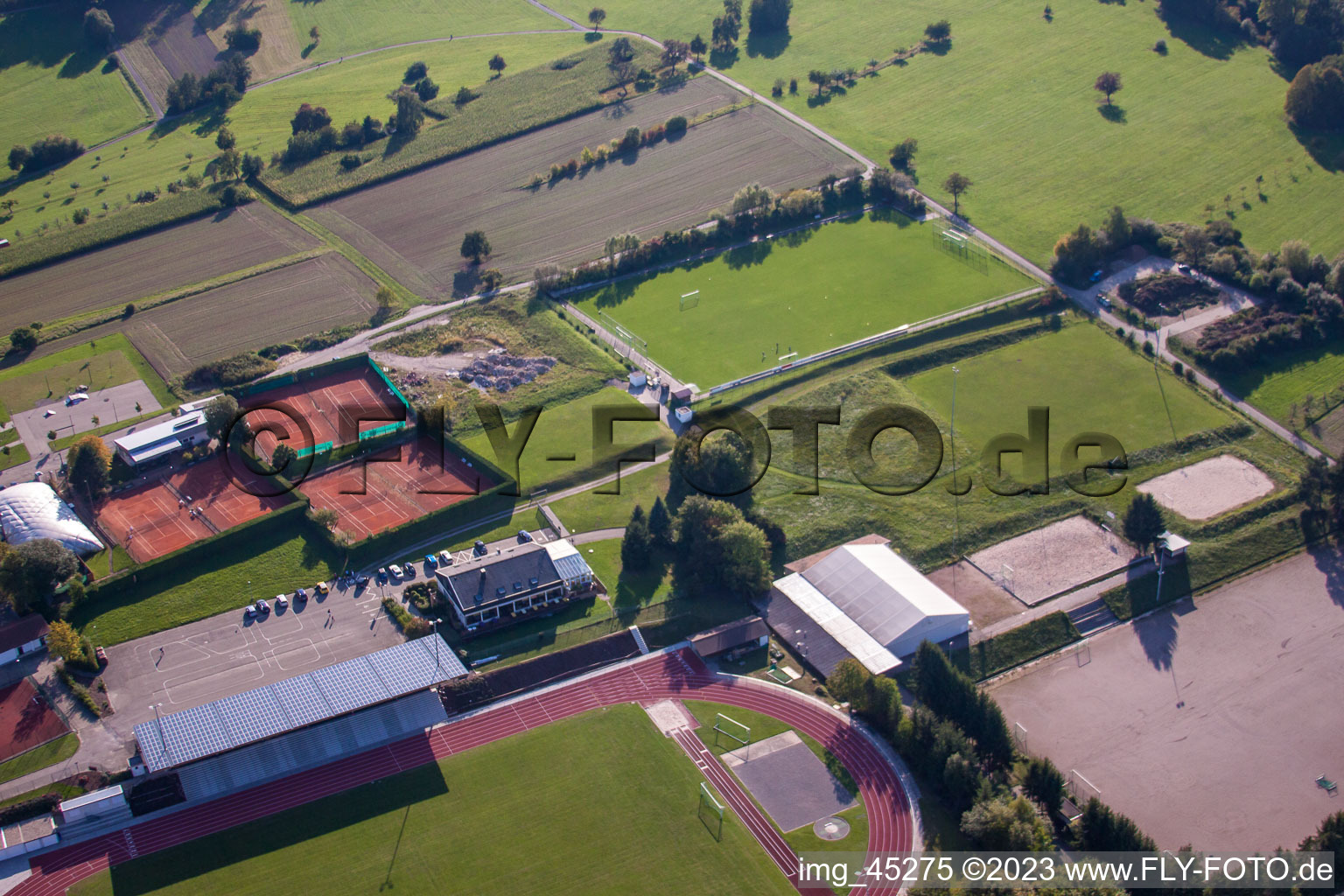 Enregistrement par drone de Terrains de sport de SV-1899 eV Langensteinbach à le quartier Langensteinbach in Karlsbad dans le département Bade-Wurtemberg, Allemagne