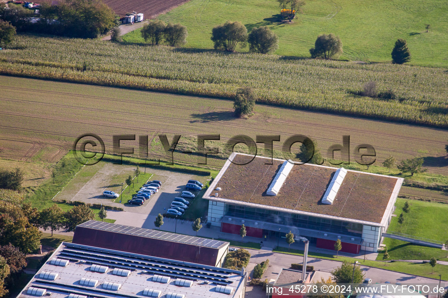 Terrains de sport de SV-1899 eV Langensteinbach à le quartier Langensteinbach in Karlsbad dans le département Bade-Wurtemberg, Allemagne du point de vue du drone