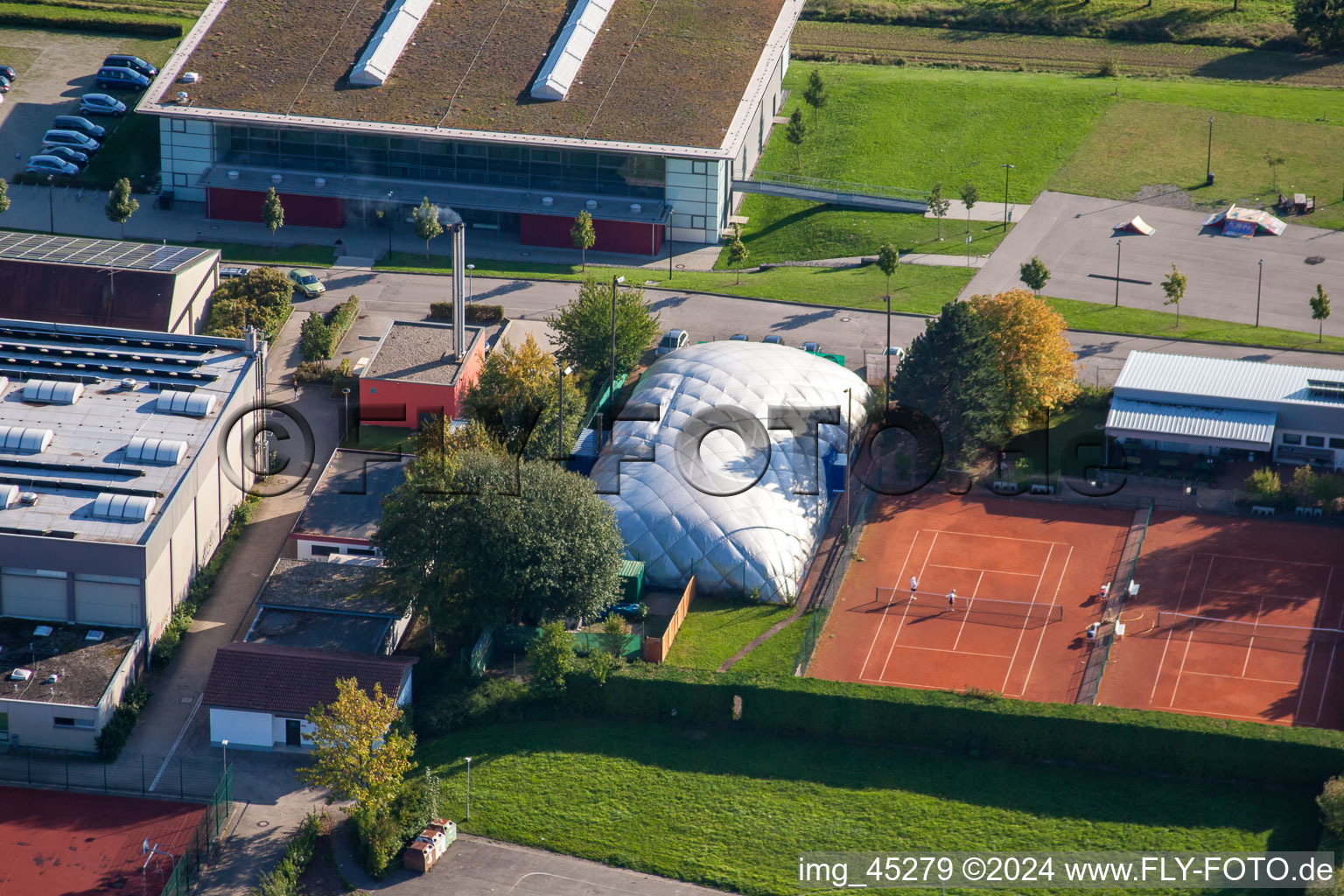 Terrains de sport de SV-1899 eV Langensteinbach à le quartier Langensteinbach in Karlsbad dans le département Bade-Wurtemberg, Allemagne d'un drone