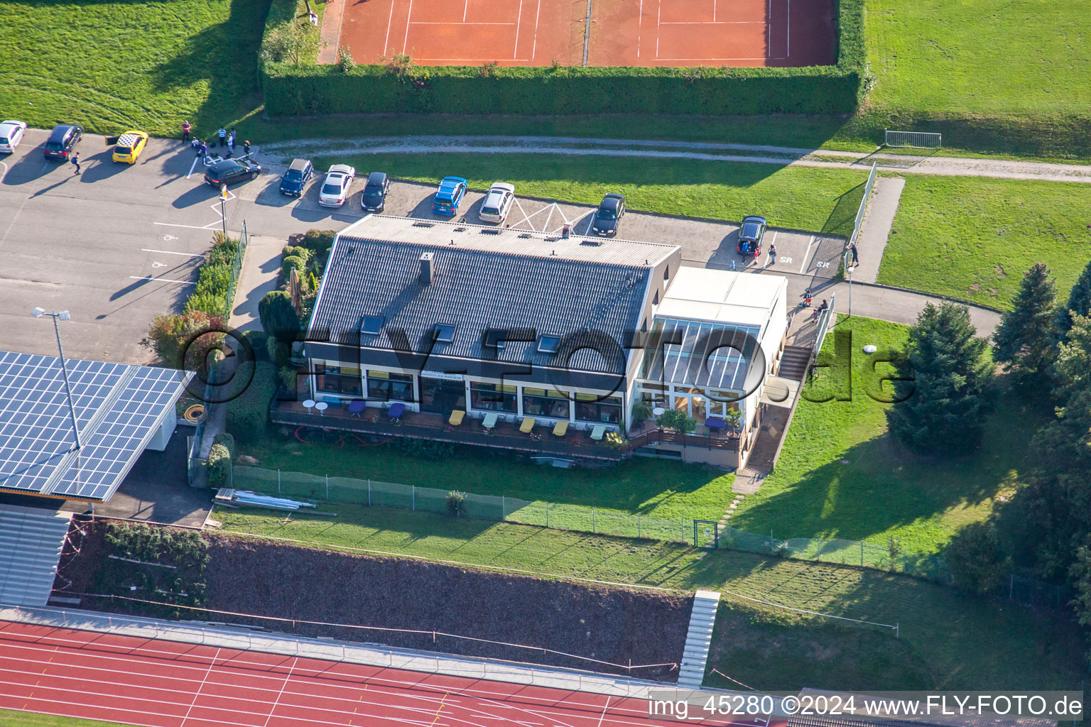 Vue aérienne de Restaurant Wagenburg sur le terrain de sport du SV 1899 Langensteinbach eV à le quartier Langensteinbach in Karlsbad dans le département Bade-Wurtemberg, Allemagne