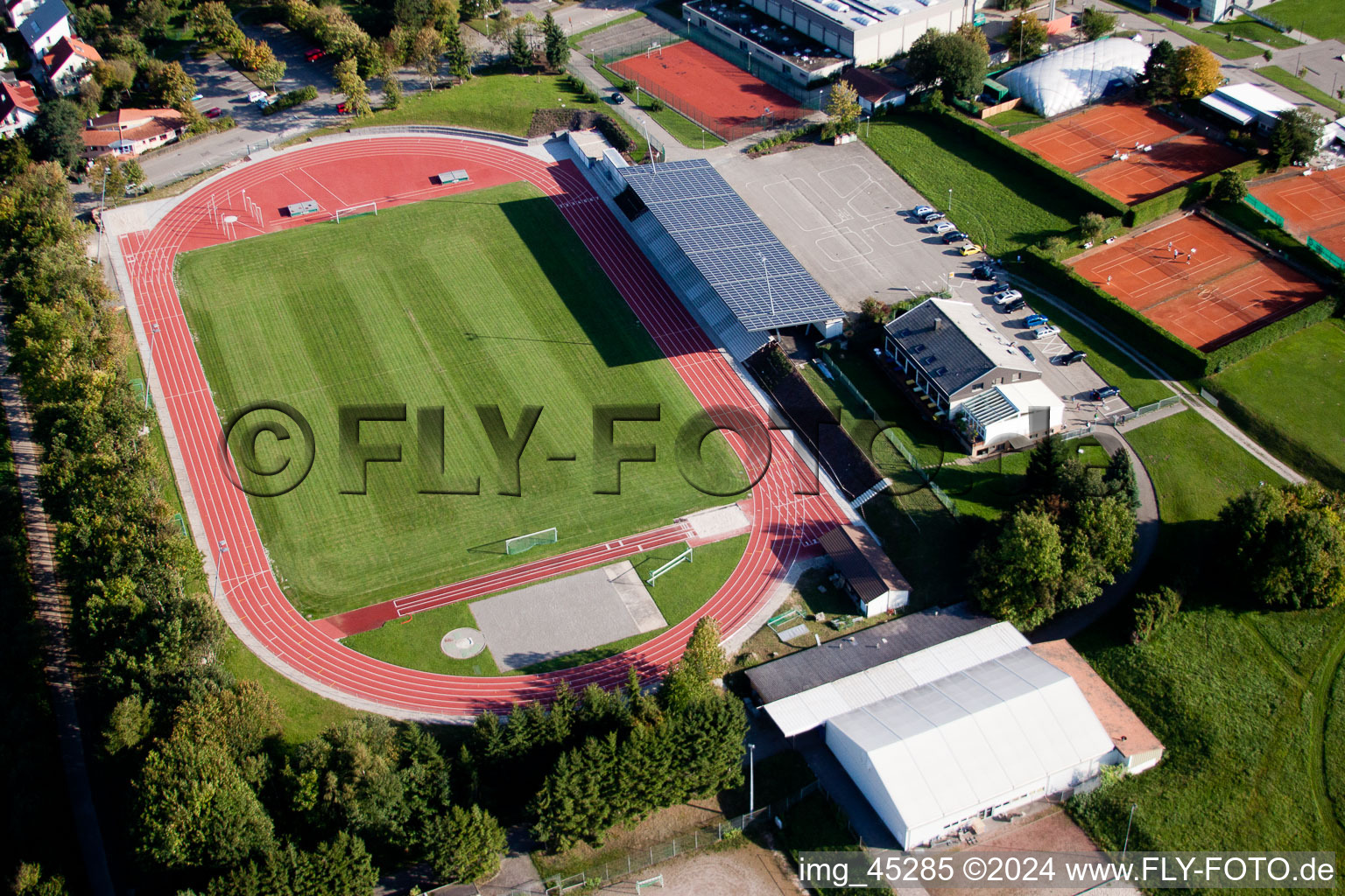 Ensemble d'installations de terrains de sport dans les écoles à le quartier Langensteinbach in Karlsbad dans le département Bade-Wurtemberg, Allemagne depuis l'avion