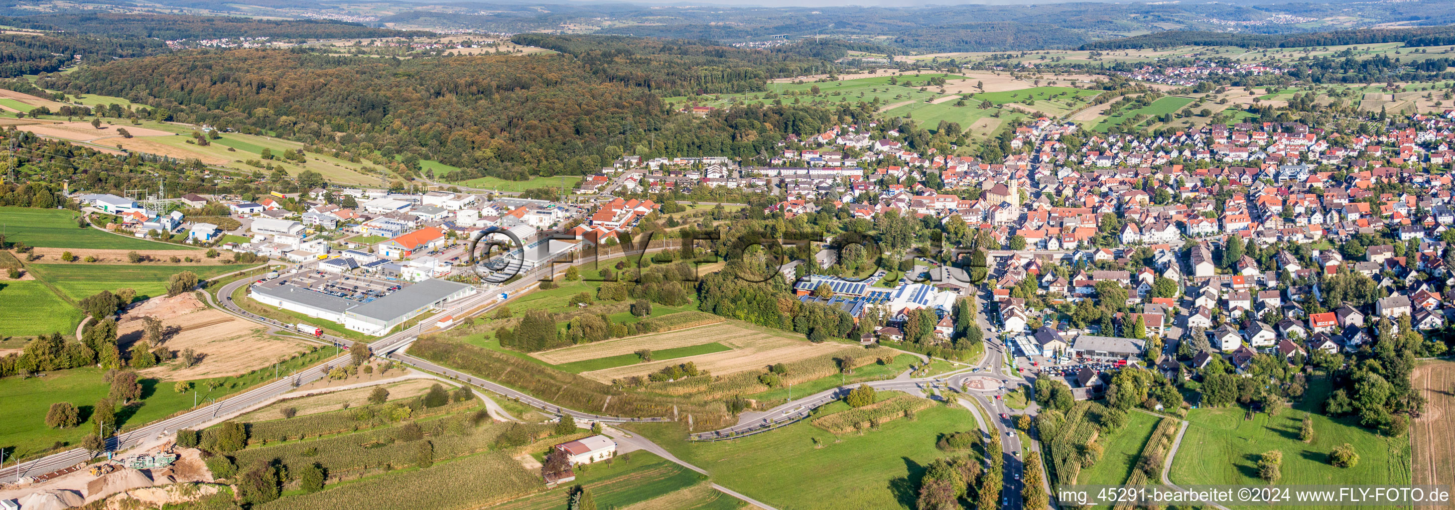 Vue aérienne de Panorama - vue en perspective des rues et des maisons des quartiers résidentiels à le quartier Langensteinbach in Karlsbad dans le département Bade-Wurtemberg, Allemagne