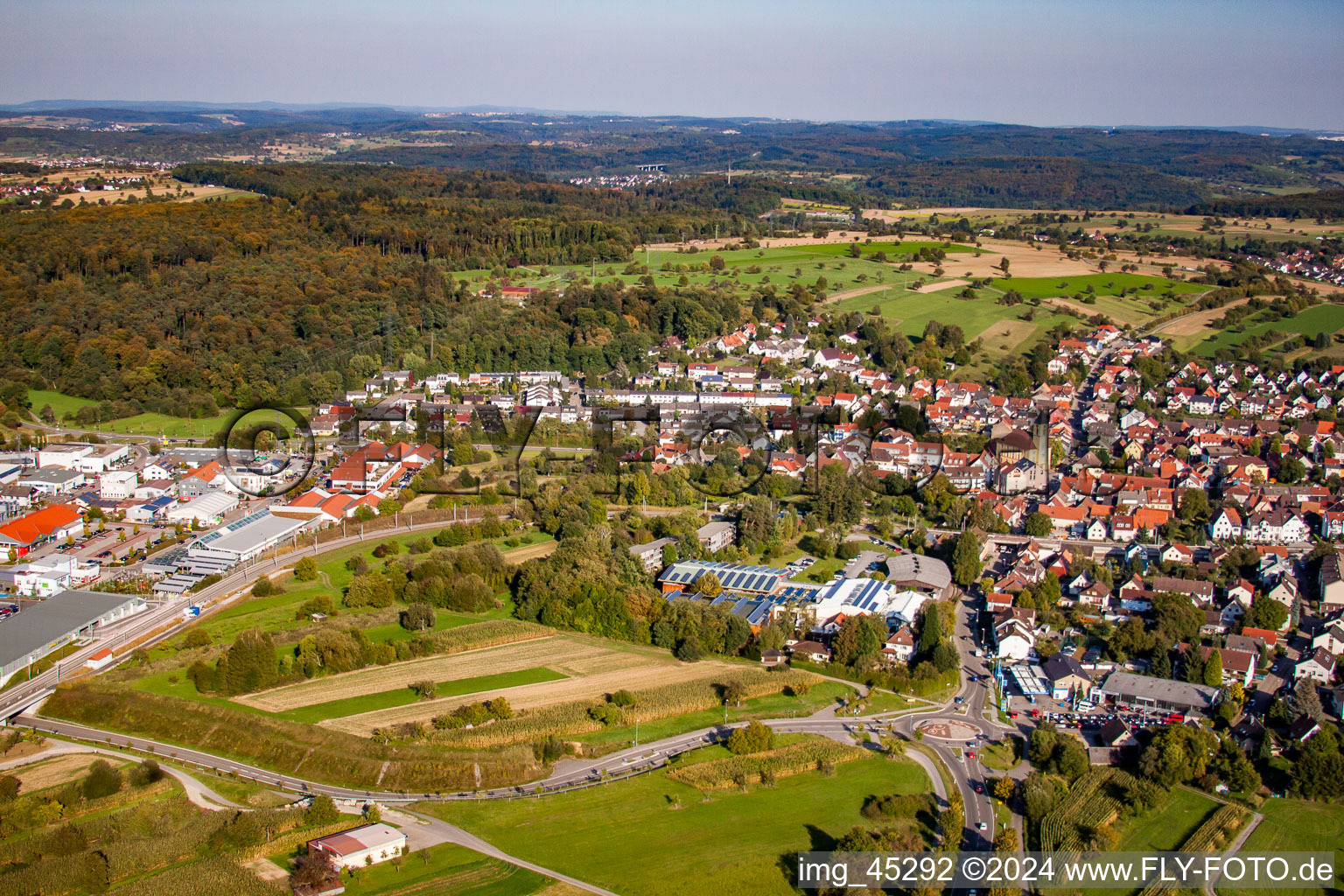 Vue aérienne de De l'ouest à le quartier Langensteinbach in Karlsbad dans le département Bade-Wurtemberg, Allemagne