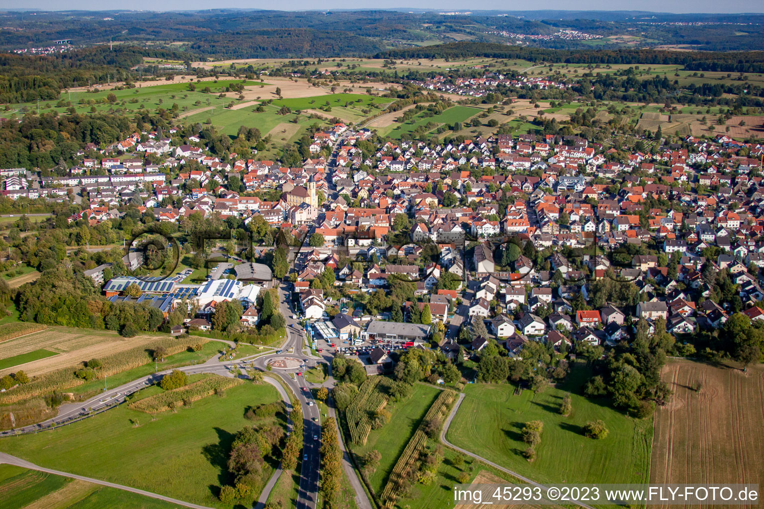 Vue aérienne de De l'ouest à le quartier Langensteinbach in Karlsbad dans le département Bade-Wurtemberg, Allemagne