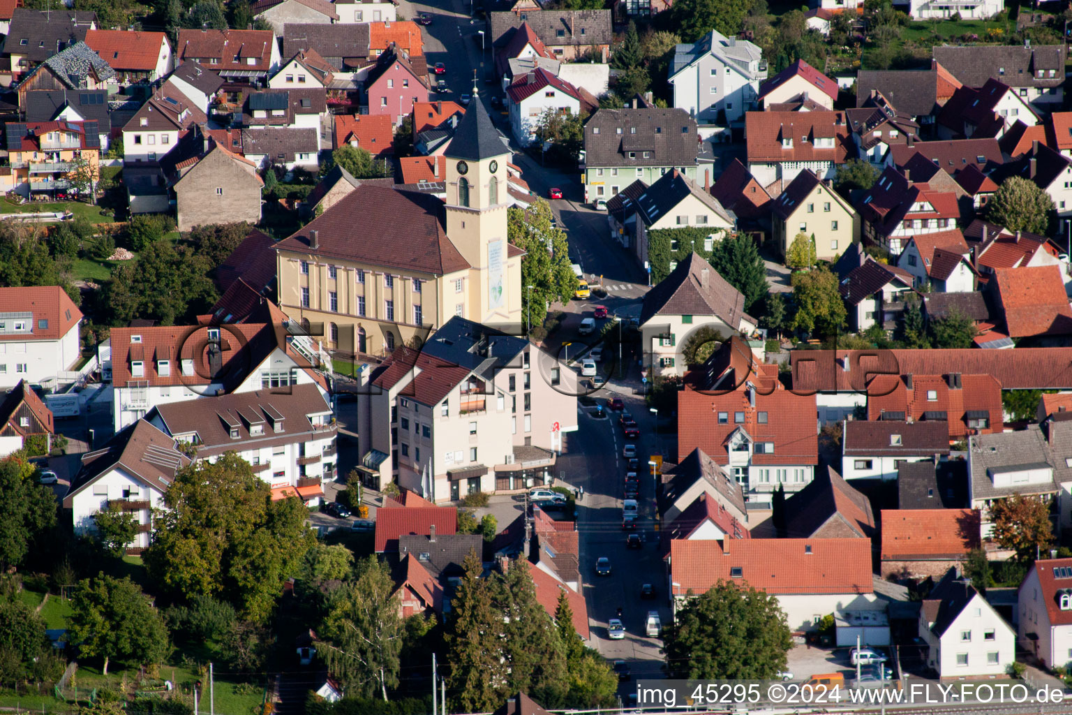 Vue oblique de Rue Haupt à le quartier Langensteinbach in Karlsbad dans le département Bade-Wurtemberg, Allemagne