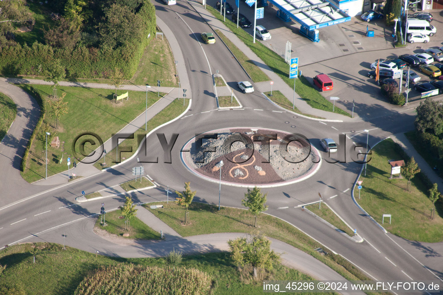 Vue aérienne de Rond-point de la Ettlinger Straße à le quartier Langensteinbach in Karlsbad dans le département Bade-Wurtemberg, Allemagne