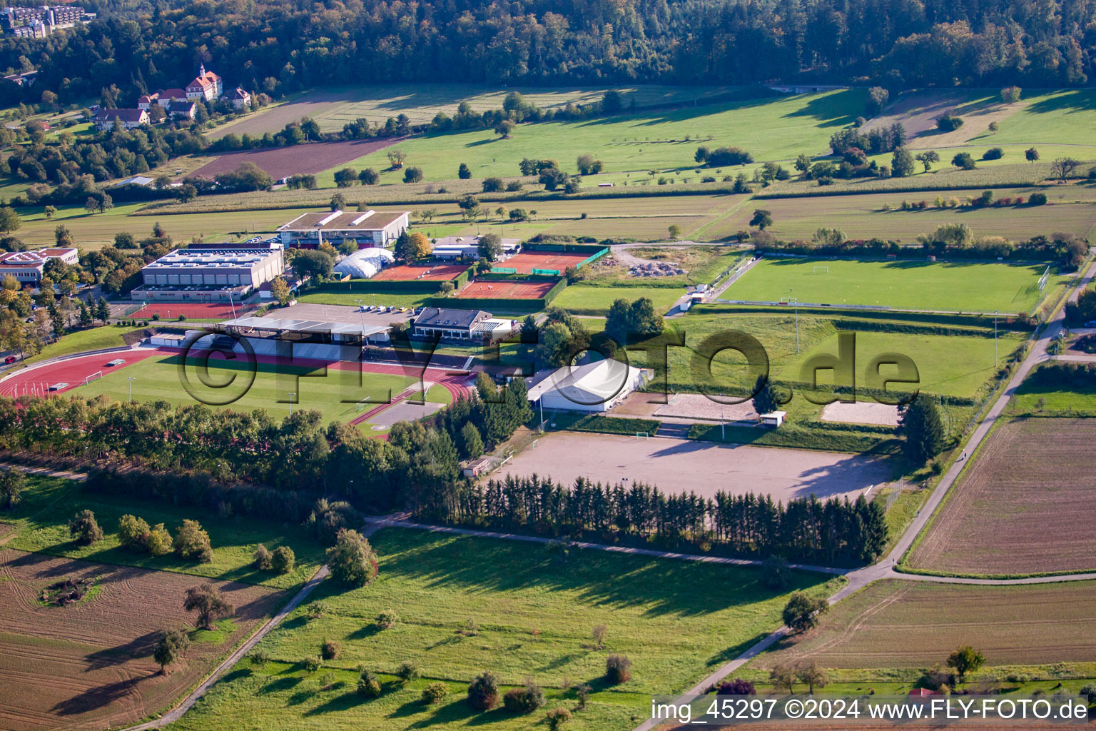 Terrains de sport de SV-1899 eV Langensteinbach à le quartier Langensteinbach in Karlsbad dans le département Bade-Wurtemberg, Allemagne d'en haut