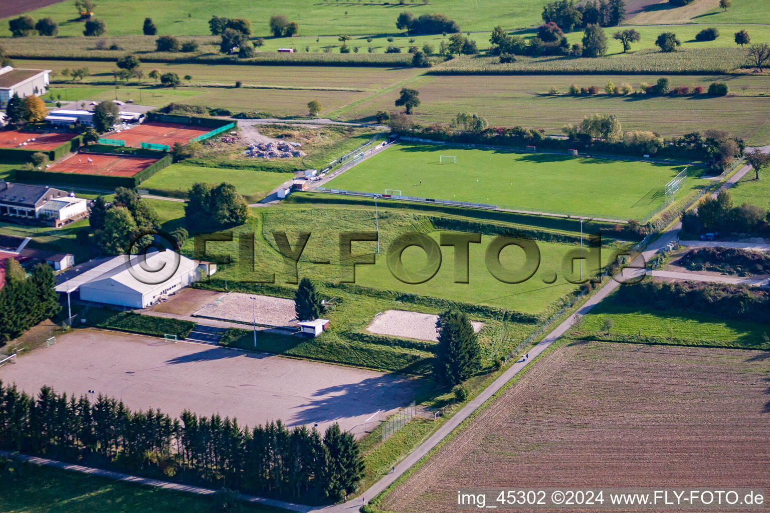 Terrains de sport de SV-1899 eV Langensteinbach à le quartier Langensteinbach in Karlsbad dans le département Bade-Wurtemberg, Allemagne vue d'en haut