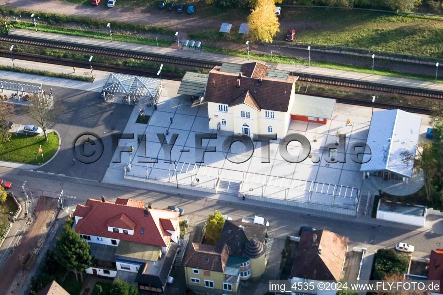 Vue aérienne de Bâtiment de la gare et voies ferrées de la gare à Kandel dans le département Rhénanie-Palatinat, Allemagne