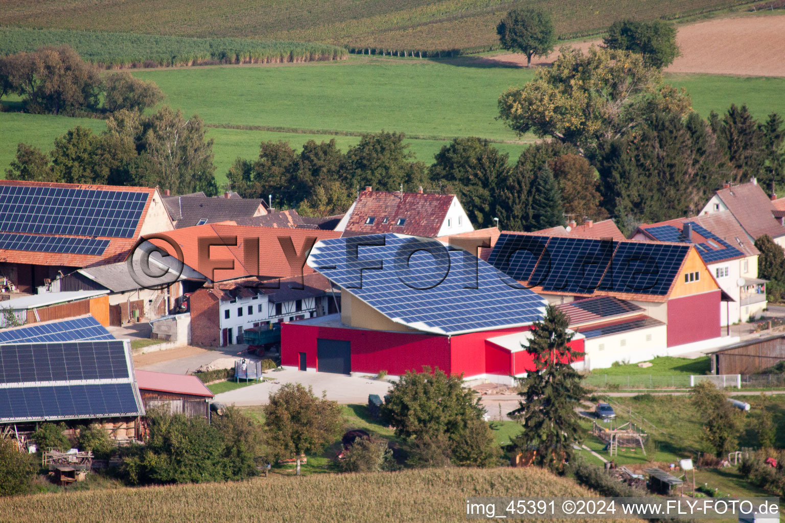 Vue oblique de Installation photovoltaïque rotative dans une écurie dans le quartier Deutschhof de Kapellen-Drusweiler à Deutschhof dans le département Rhénanie-Palatinat, Allemagne