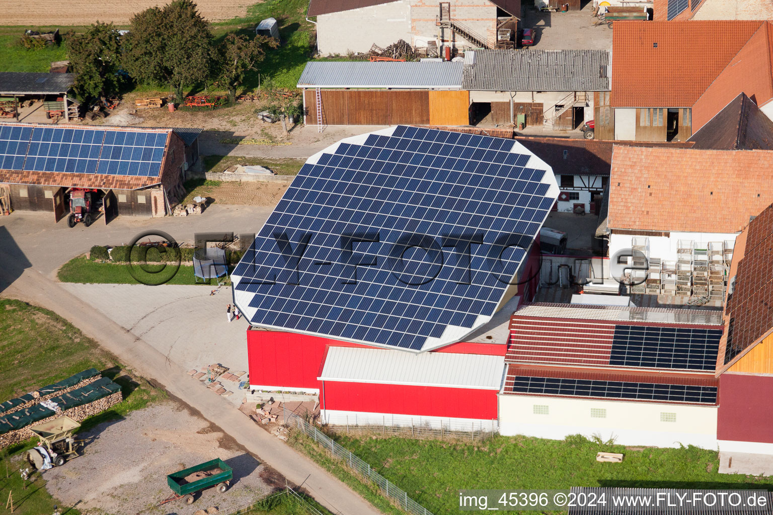 Système photovoltaïque rotatif sur une écurie à le quartier Deutschhof in Kapellen-Drusweiler dans le département Rhénanie-Palatinat, Allemagne d'en haut