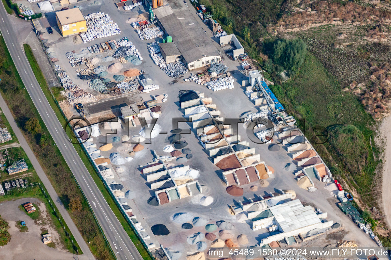 Gartenkies, Badische Terrazzo Handelsgesellschaft mbH Huttenheimer Landstrasse 2-6 à le quartier Neudorf in Graben-Neudorf dans le département Bade-Wurtemberg, Allemagne du point de vue du drone