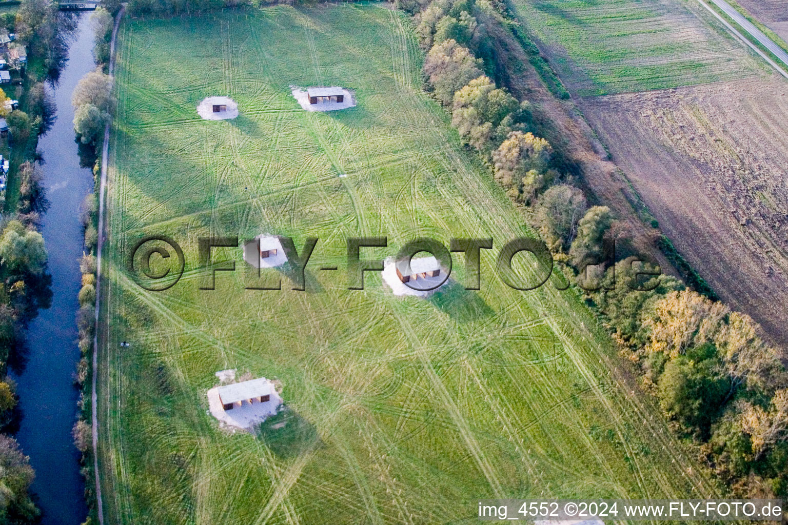 Ferme d'autruches de Mhou à Rülzheim dans le département Rhénanie-Palatinat, Allemagne depuis l'avion