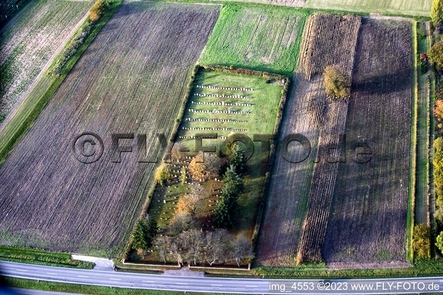 Vue aérienne de Vieux cimetière à Rülzheim dans le département Rhénanie-Palatinat, Allemagne