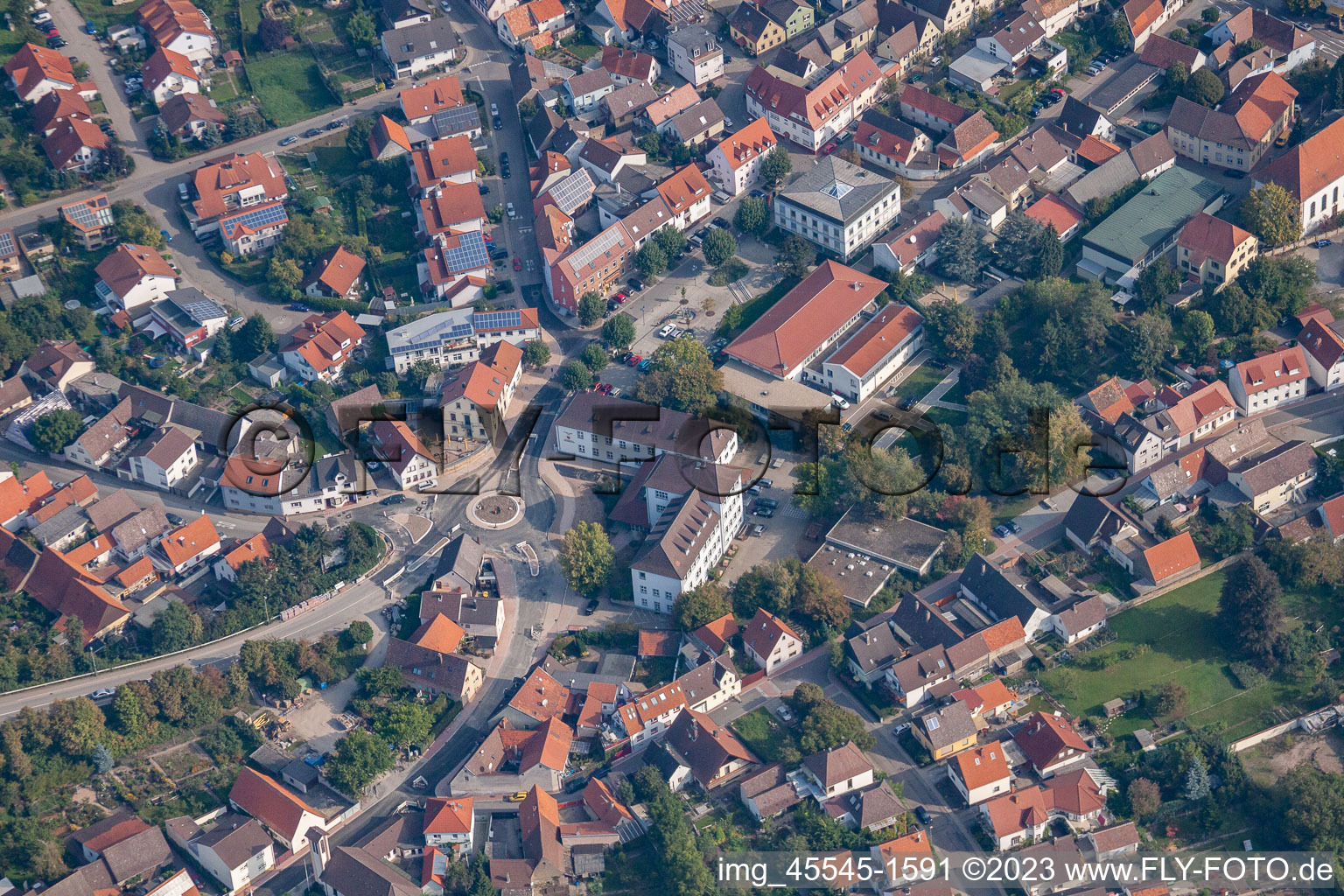 Vue aérienne de Rond-point de la Huttenstrasse à l'école primaire à le quartier Bad Langenbrücken in Bad Schönborn dans le département Bade-Wurtemberg, Allemagne