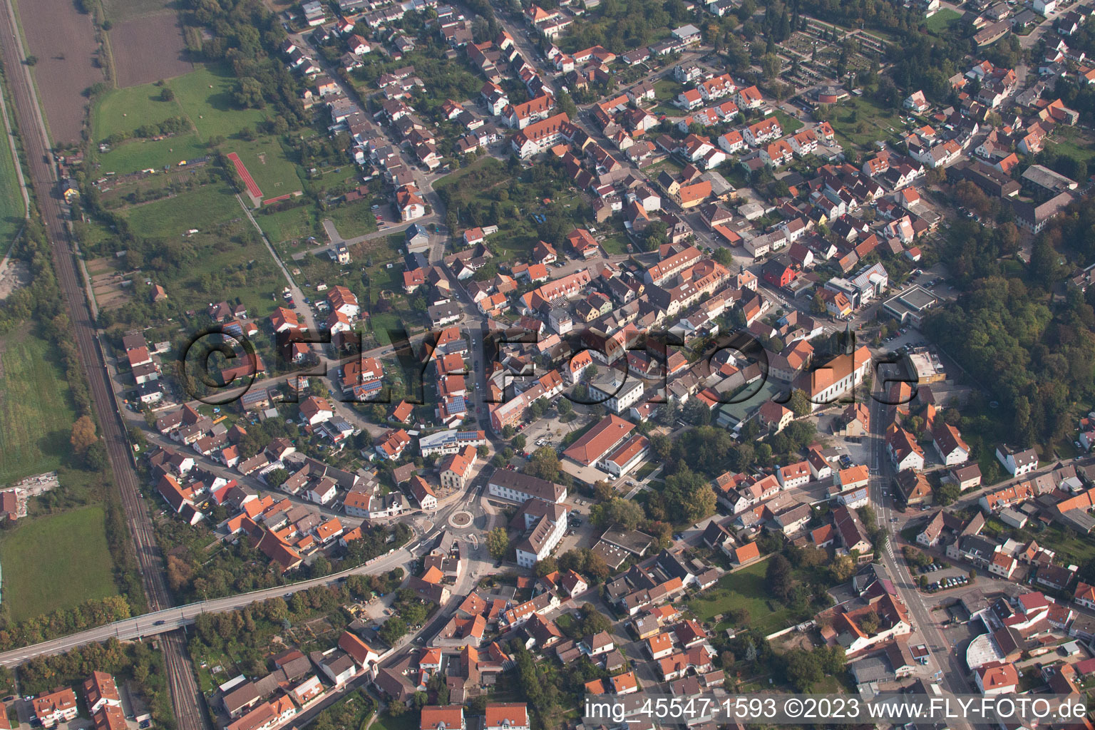 Vue aérienne de L'hôtel de ville à le quartier Bad Langenbrücken in Bad Schönborn dans le département Bade-Wurtemberg, Allemagne