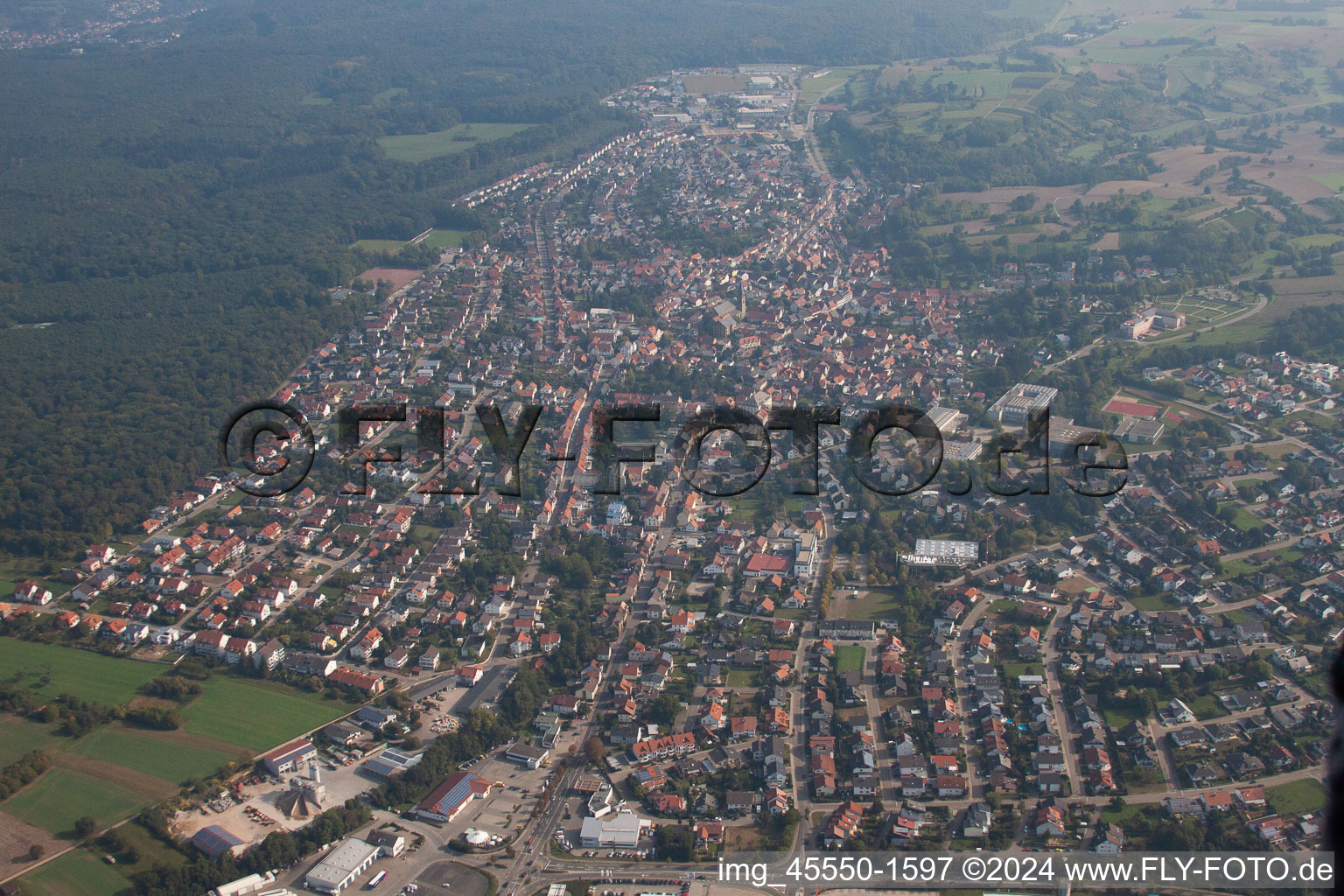 Vue d'oiseau de Östringen dans le département Bade-Wurtemberg, Allemagne