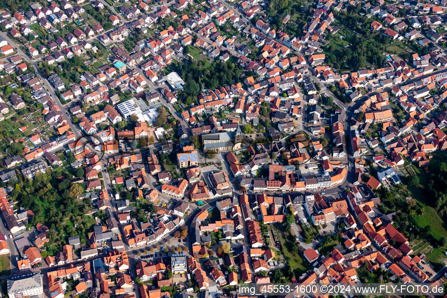 Vue aérienne de Bâtiment d'église dans le centre historique du centre-ville à Östringen dans le département Bade-Wurtemberg, Allemagne