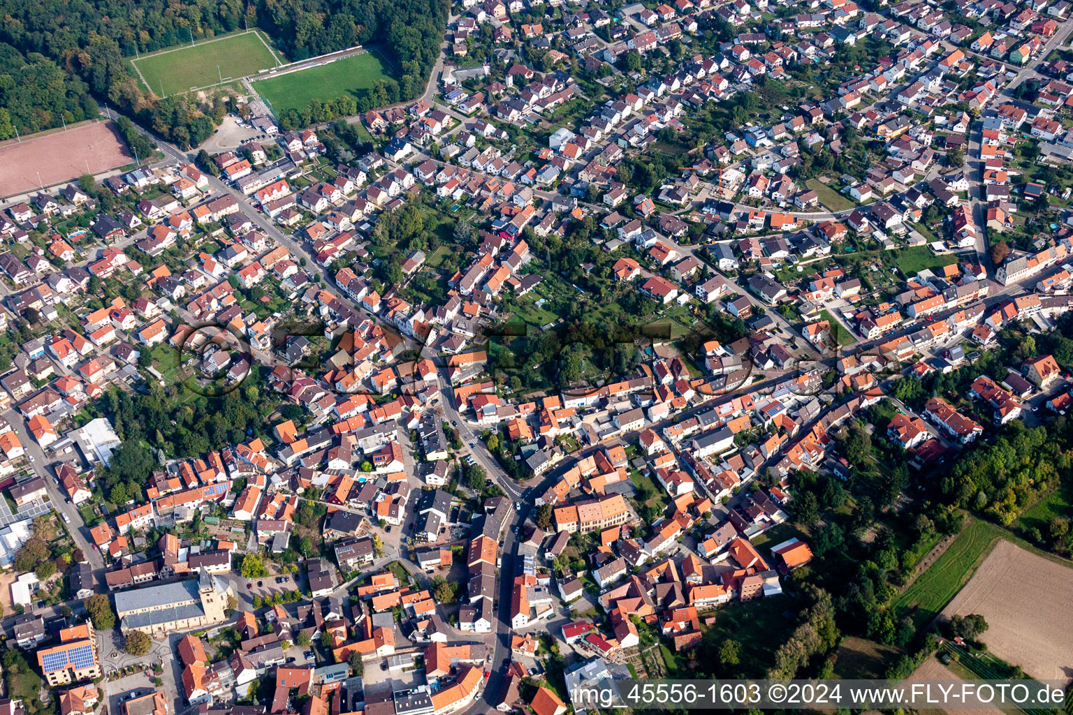 Vue aérienne de Vue des rues et des maisons des quartiers résidentiels à Östringen dans le département Bade-Wurtemberg, Allemagne