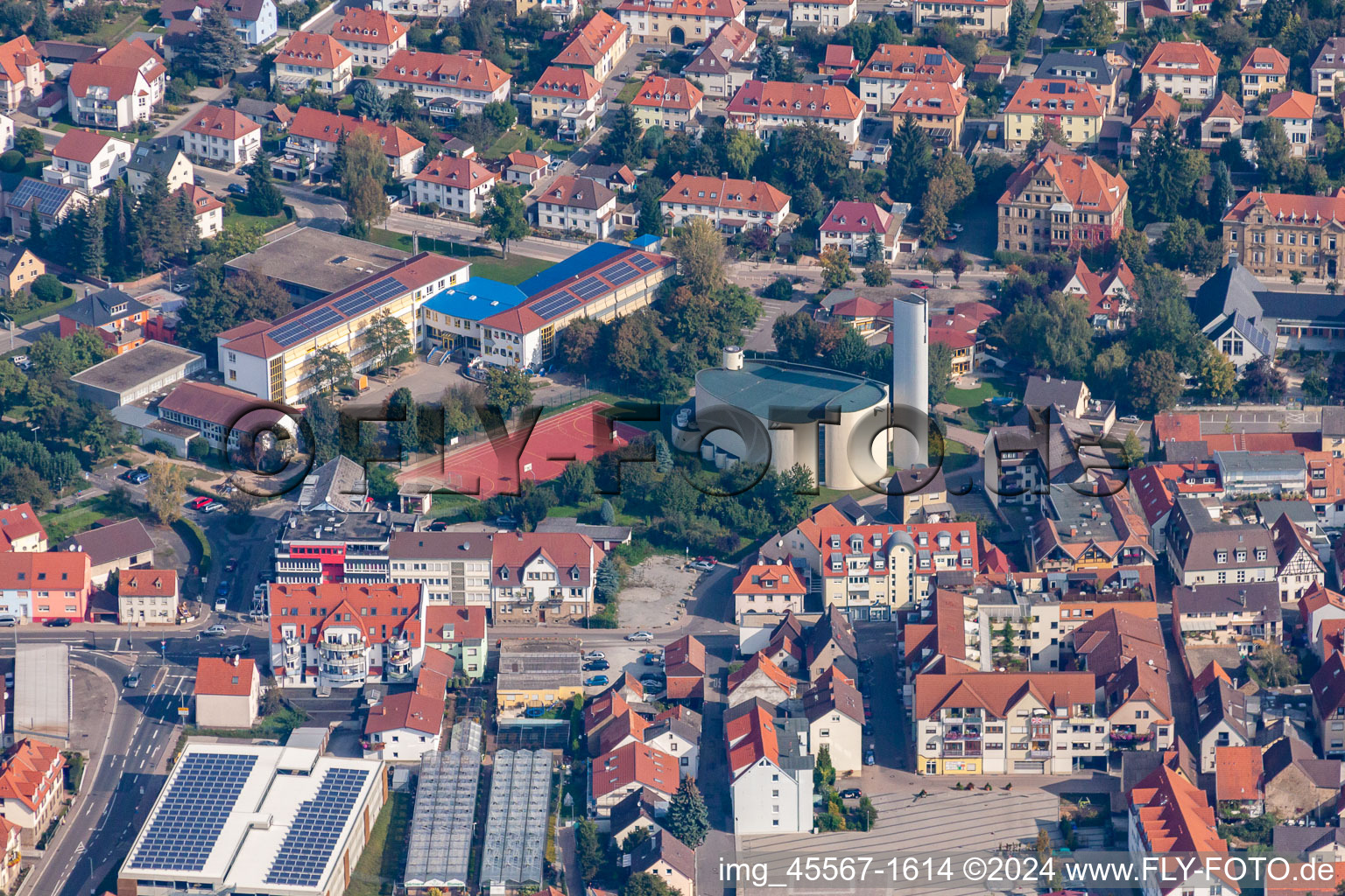 Vue aérienne de L'école Theodor Heuss et l'église à Sinsheim dans le département Bade-Wurtemberg, Allemagne