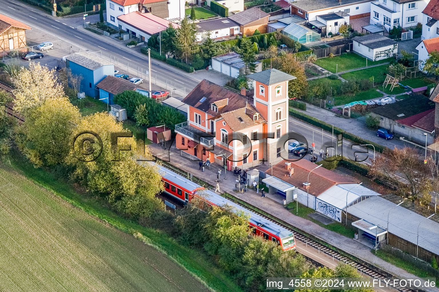 Vue aérienne de Bâtiment de la gare et voies de la station S-Bahn Rülzheim à Rülzheim dans le département Rhénanie-Palatinat, Allemagne