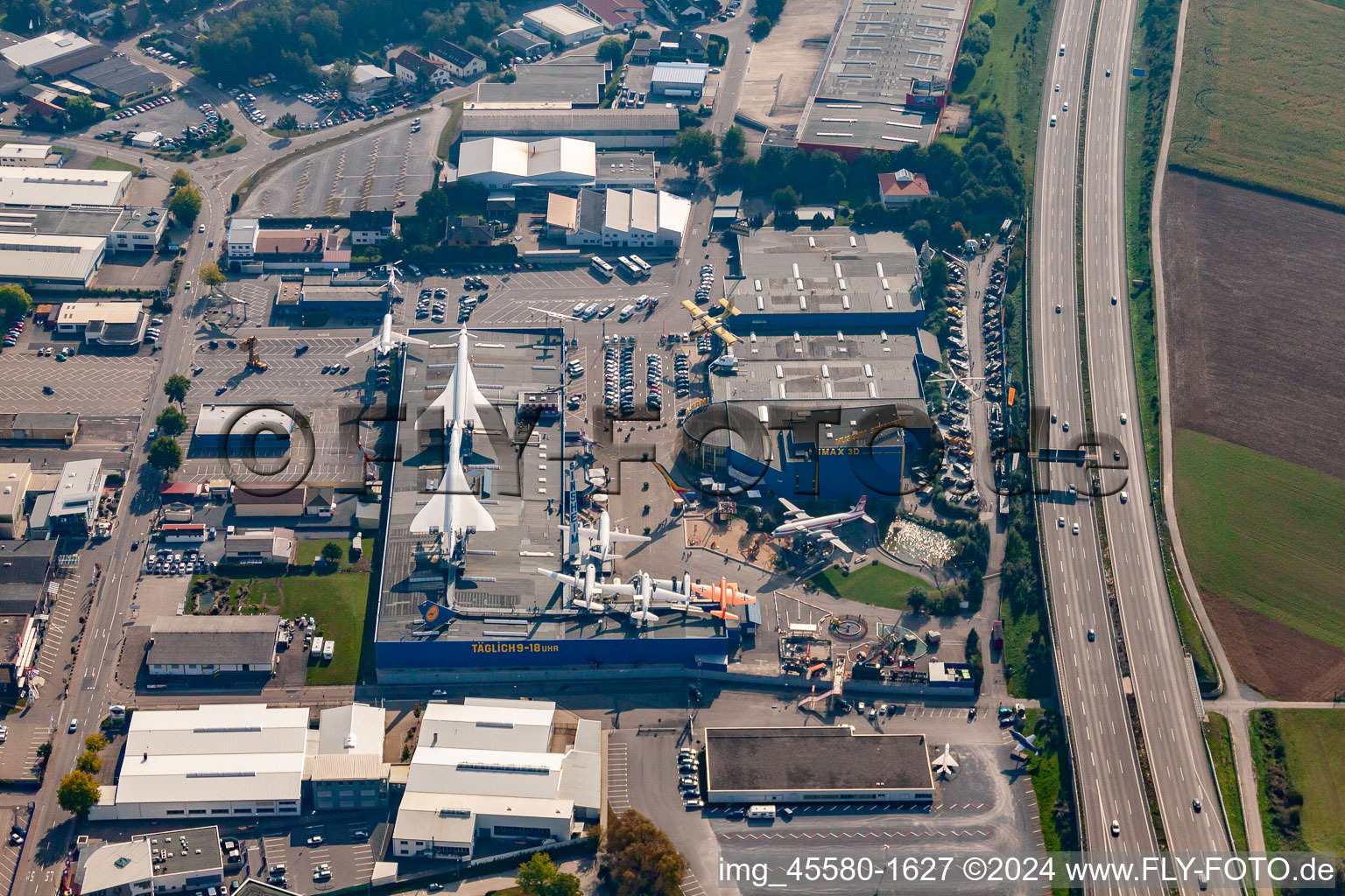 Photographie aérienne de Espace extérieur de l'Auto & Technik MUSEUM SINSHEIM avec Concorde dans le quartier de Steinsfurt à Sinsheim dans le département Bade-Wurtemberg, Allemagne