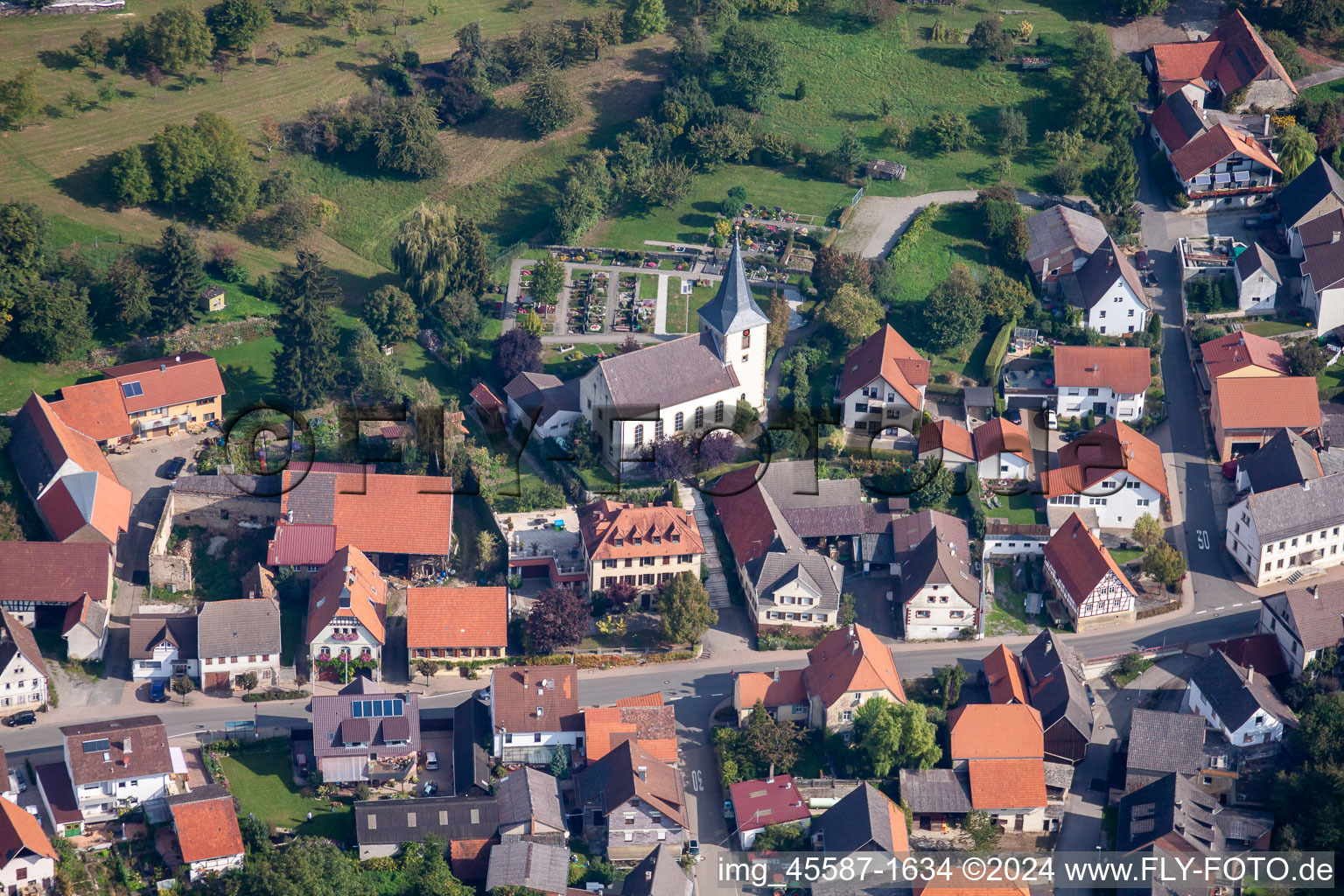 Vue aérienne de Église Saint-Laurent à le quartier Adersbach in Sinsheim dans le département Bade-Wurtemberg, Allemagne