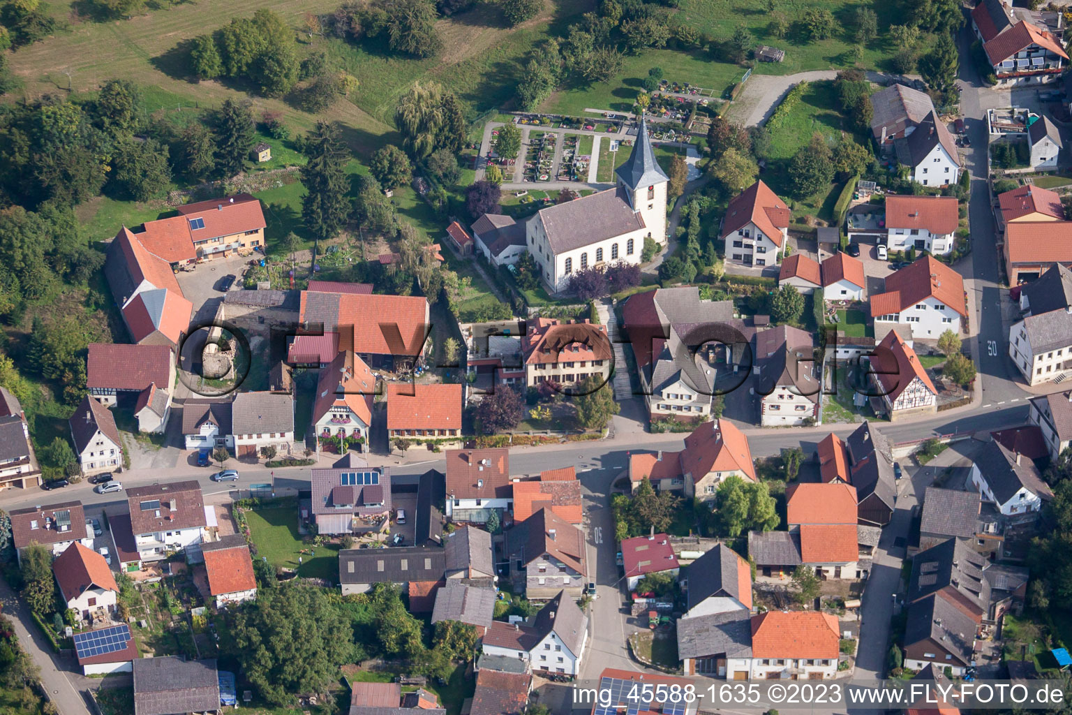 Vue aérienne de Église Saint-Laurent à le quartier Adersbach in Sinsheim dans le département Bade-Wurtemberg, Allemagne
