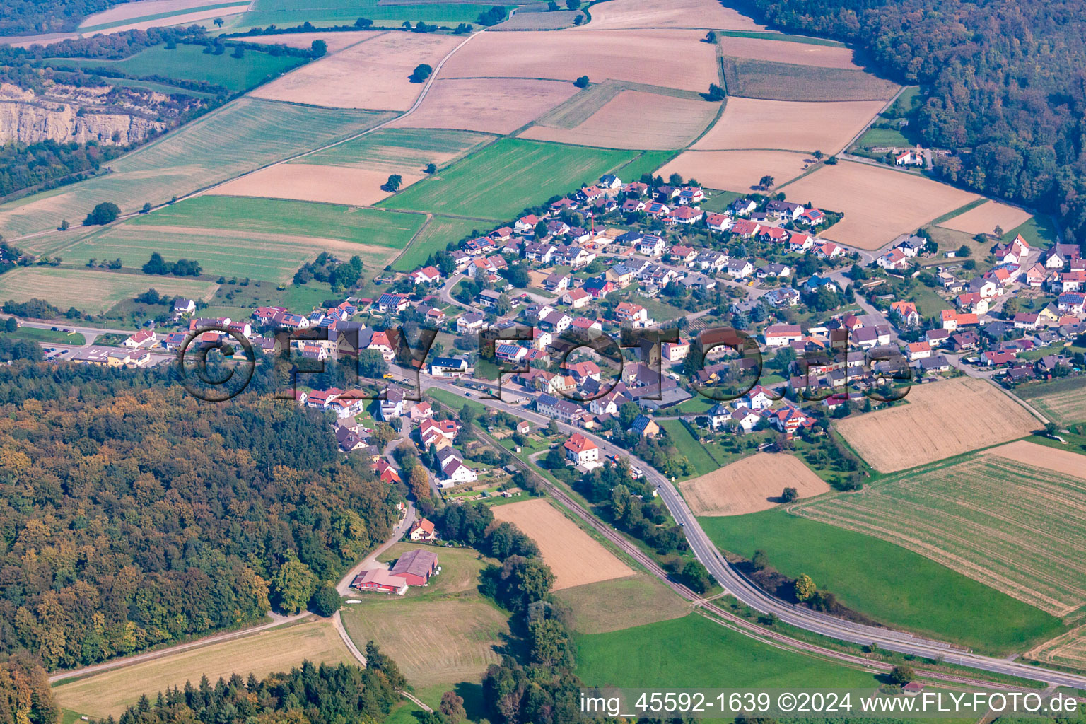 Vue aérienne de Quartier Helmhof in Neckarbischofsheim dans le département Bade-Wurtemberg, Allemagne