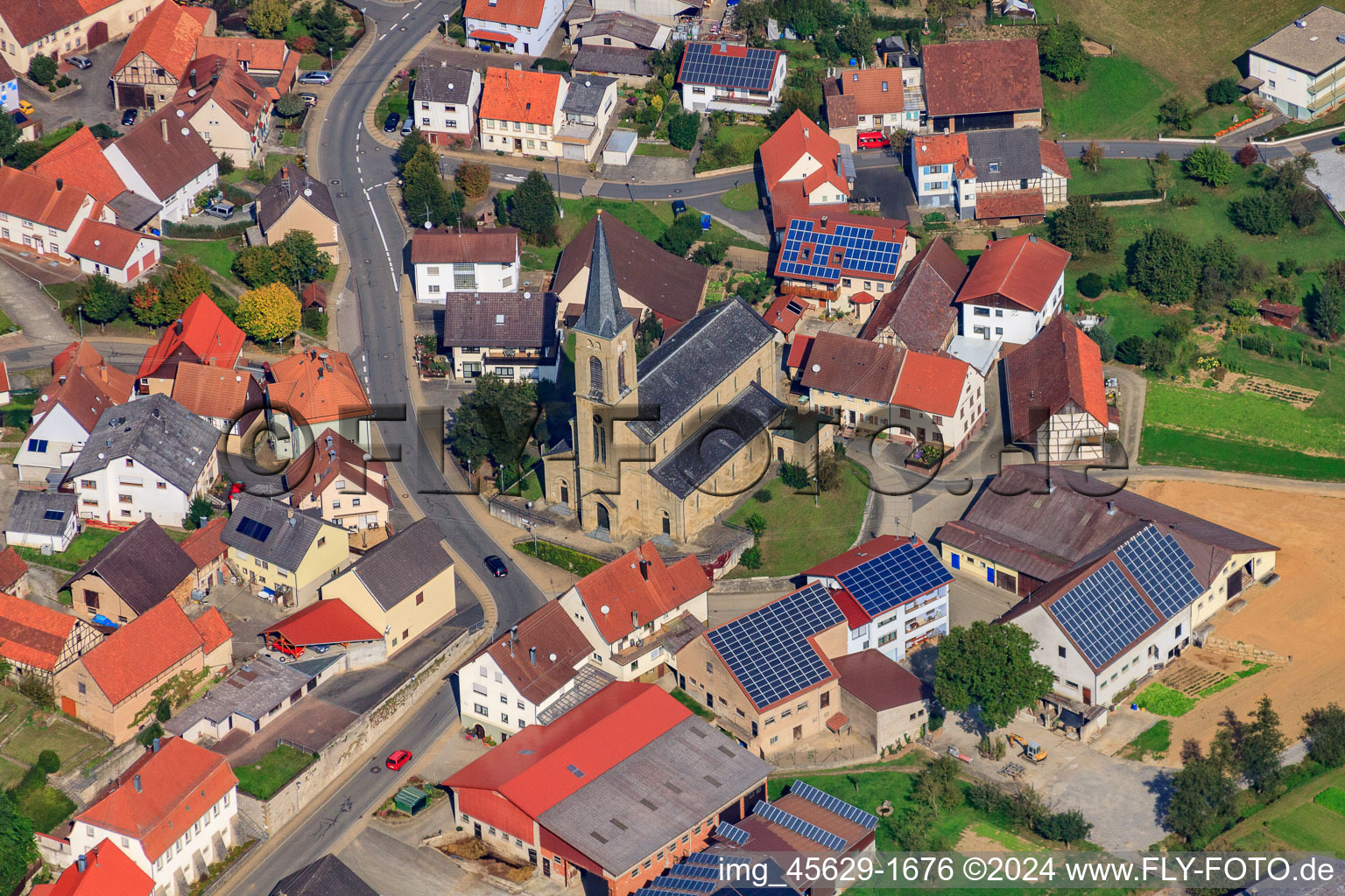 Vue aérienne de Saint Nicolas à le quartier Waldmühlbach in Billigheim dans le département Bade-Wurtemberg, Allemagne
