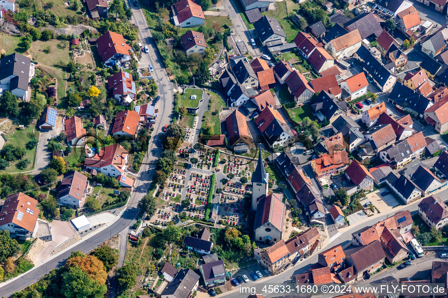 Vue aérienne de Bâtiment d'église au centre du village à Roigheim dans le département Bade-Wurtemberg, Allemagne