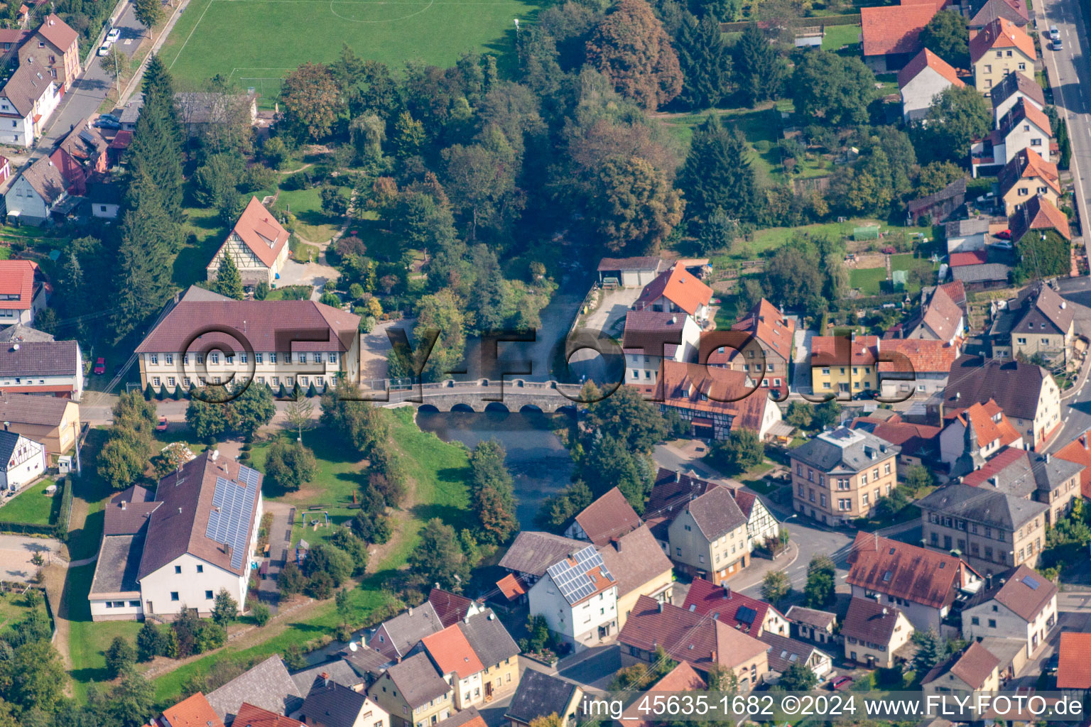 Vue aérienne de Château Sennfeld Hôtel à le quartier Sennfeld in Adelsheim dans le département Bade-Wurtemberg, Allemagne