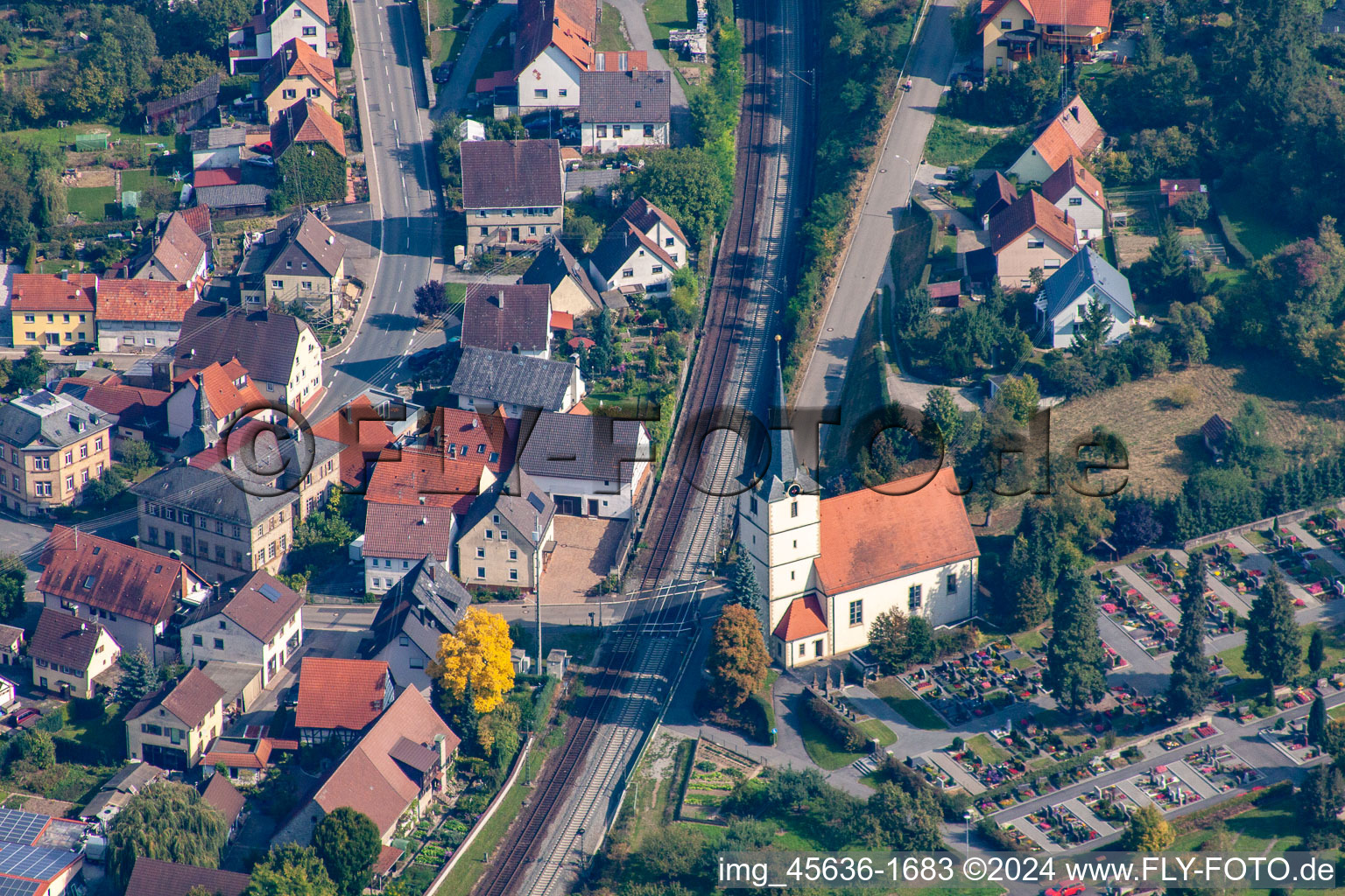 Vue aérienne de Ev. église et cimetière à le quartier Sennfeld in Adelsheim dans le département Bade-Wurtemberg, Allemagne