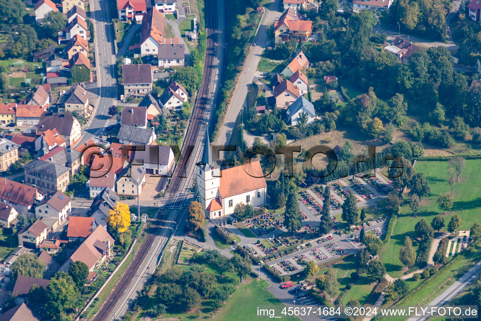 Vue aérienne de Cimetière et église à le quartier Sennfeld in Adelsheim dans le département Bade-Wurtemberg, Allemagne