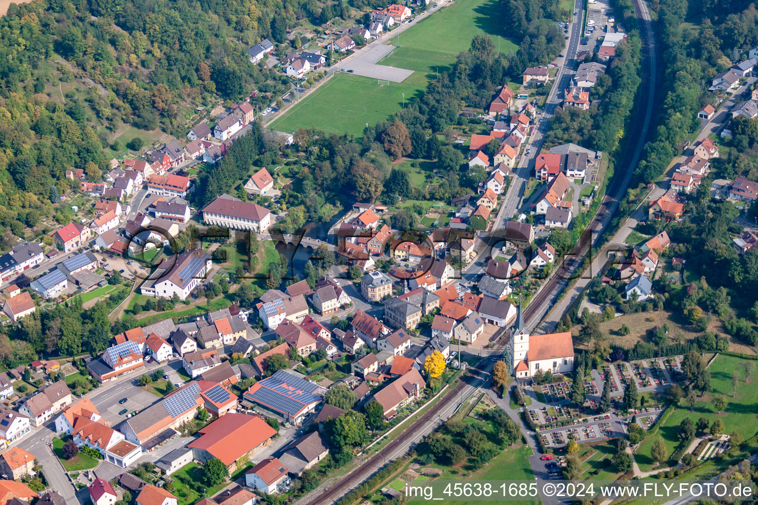 Vue aérienne de Voie ferrée à l'église de à le quartier Sennfeld in Adelsheim dans le département Bade-Wurtemberg, Allemagne