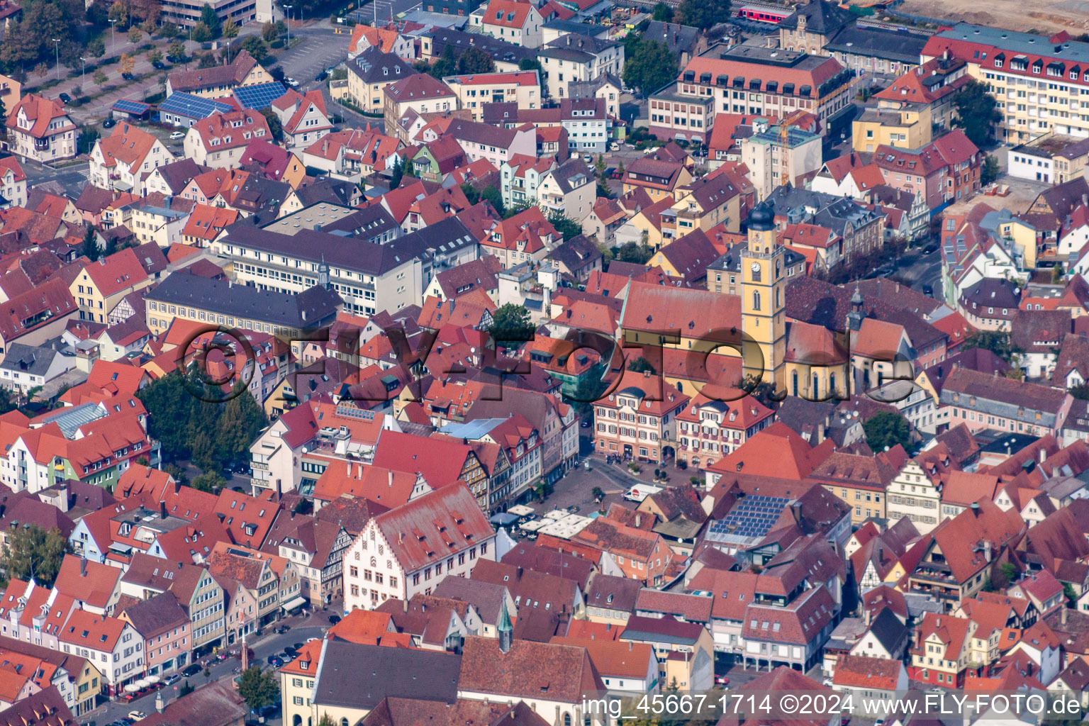 Vue aérienne de Cathédrale Saint-Johannes dans la vieille ville à Bad Mergentheim dans le département Bade-Wurtemberg, Allemagne