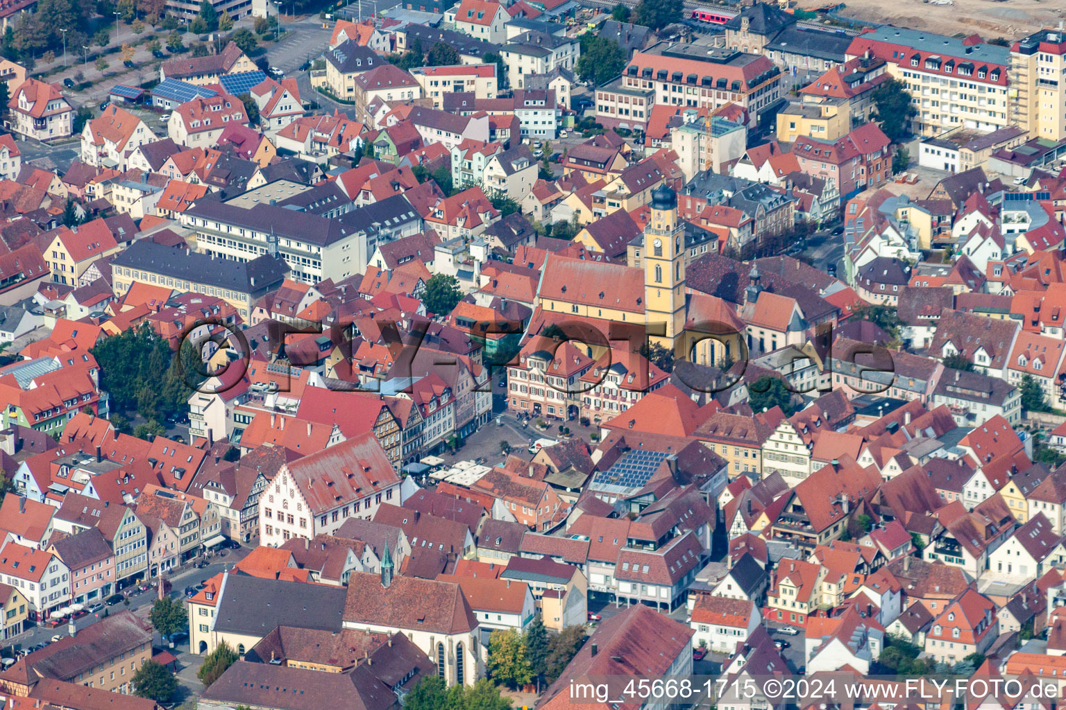 Vue aérienne de Cathédrale Saint-Johannes dans la vieille ville à Bad Mergentheim dans le département Bade-Wurtemberg, Allemagne