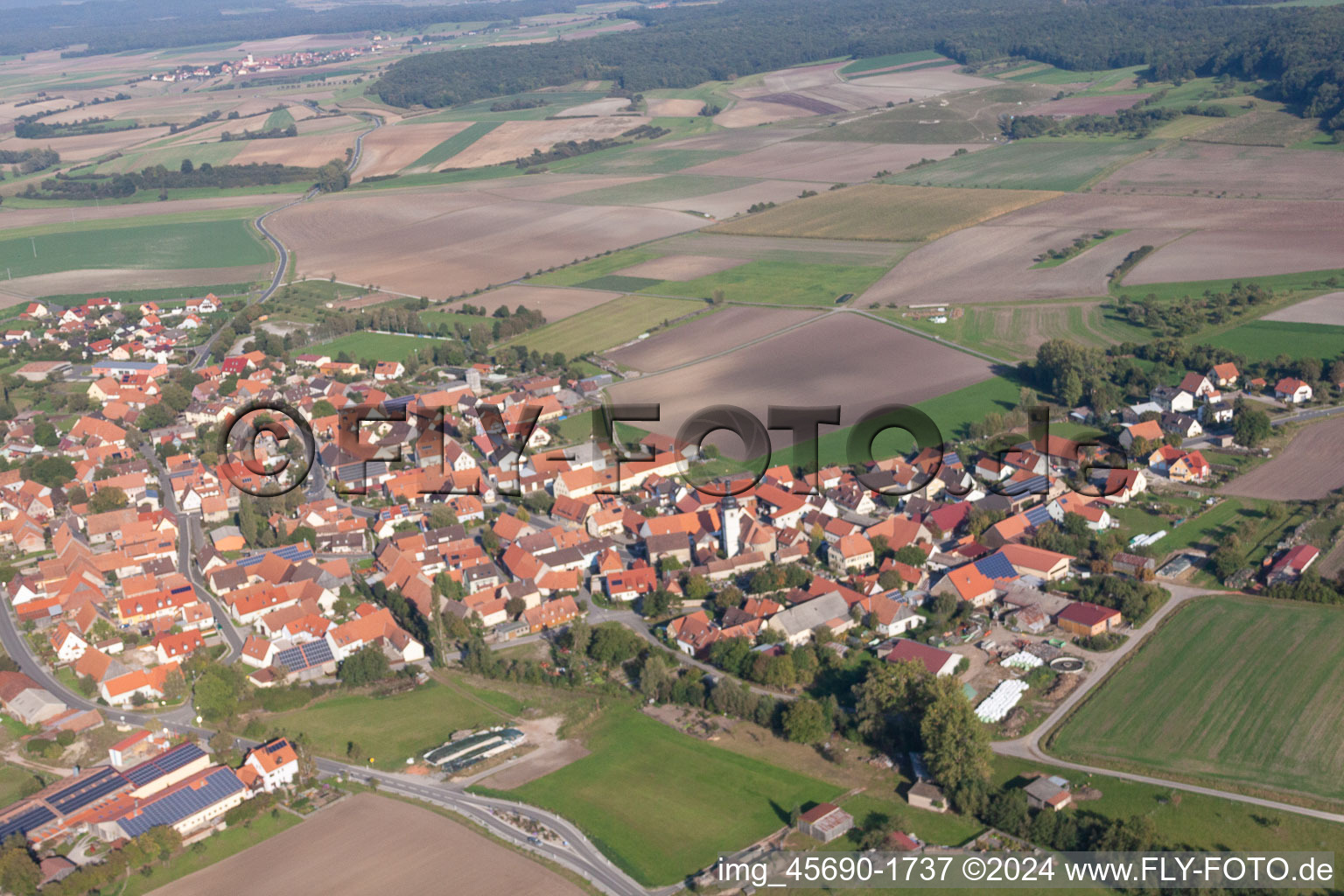 Vue aérienne de Quartier Nenzenheim in Iphofen dans le département Bavière, Allemagne