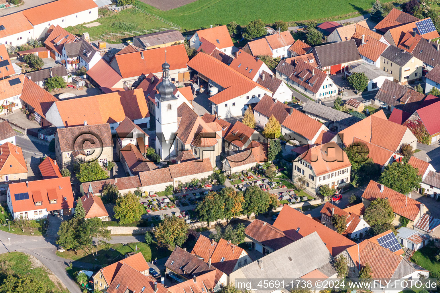 Vue aérienne de Bâtiment d'église au centre du village à le quartier Nenzenheim in Iphofen dans le département Bavière, Allemagne