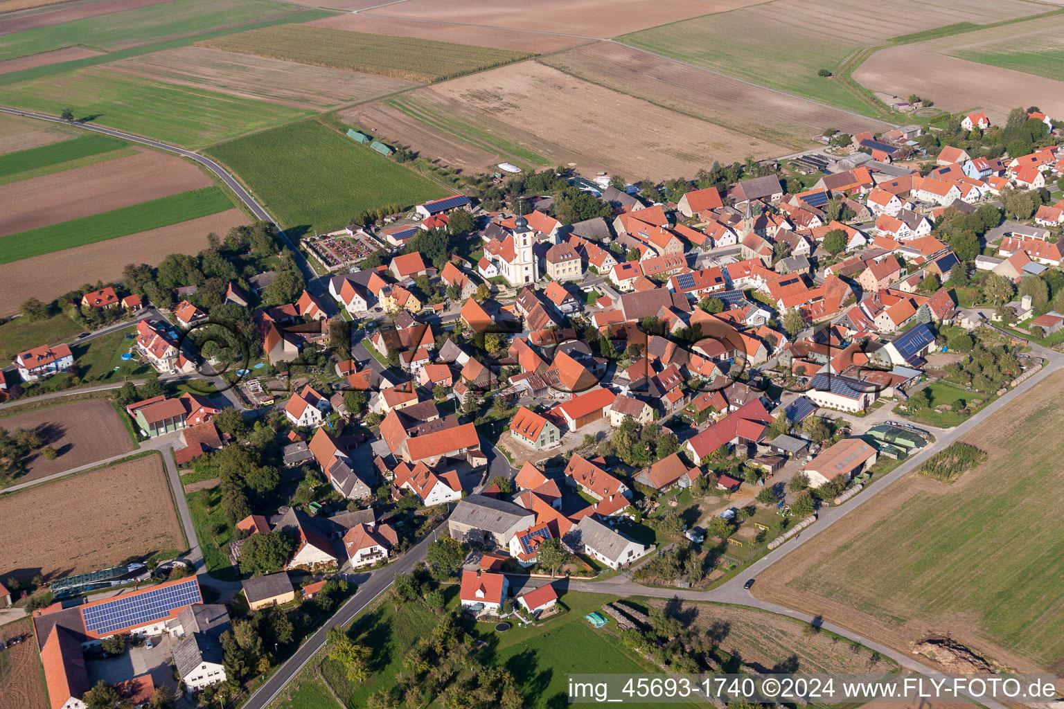 Vue aérienne de Quartier Dornheim in Iphofen dans le département Bavière, Allemagne