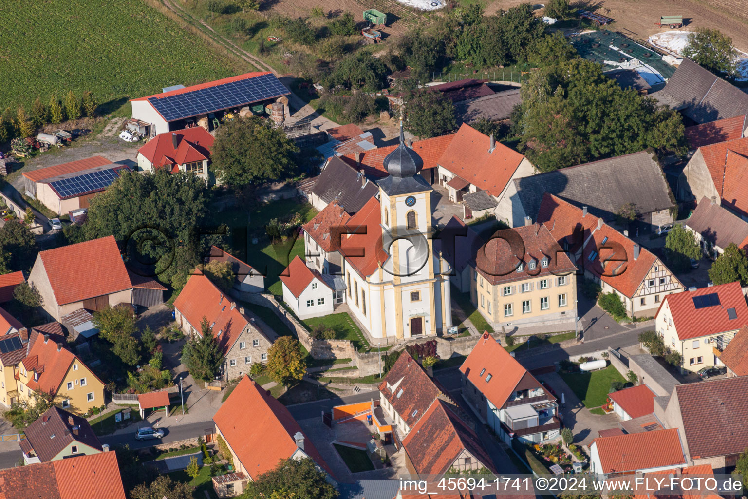 Vue aérienne de Quartier Dornheim in Iphofen dans le département Bavière, Allemagne