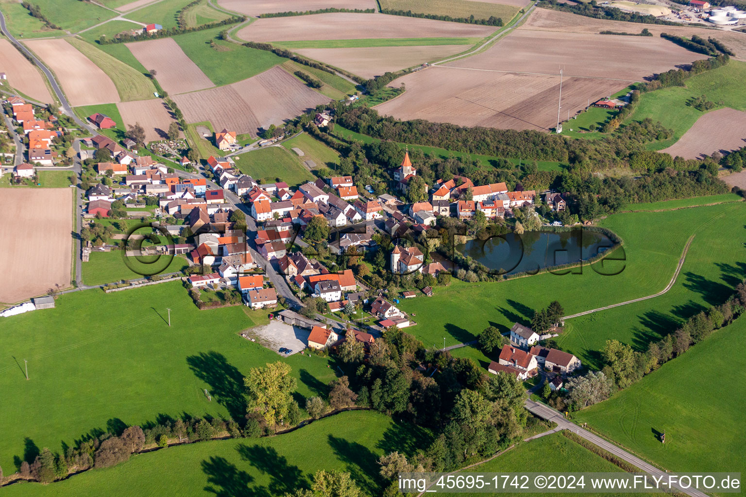 Vue aérienne de Vue sur le village à le quartier Burgambach in Scheinfeld dans le département Bavière, Allemagne