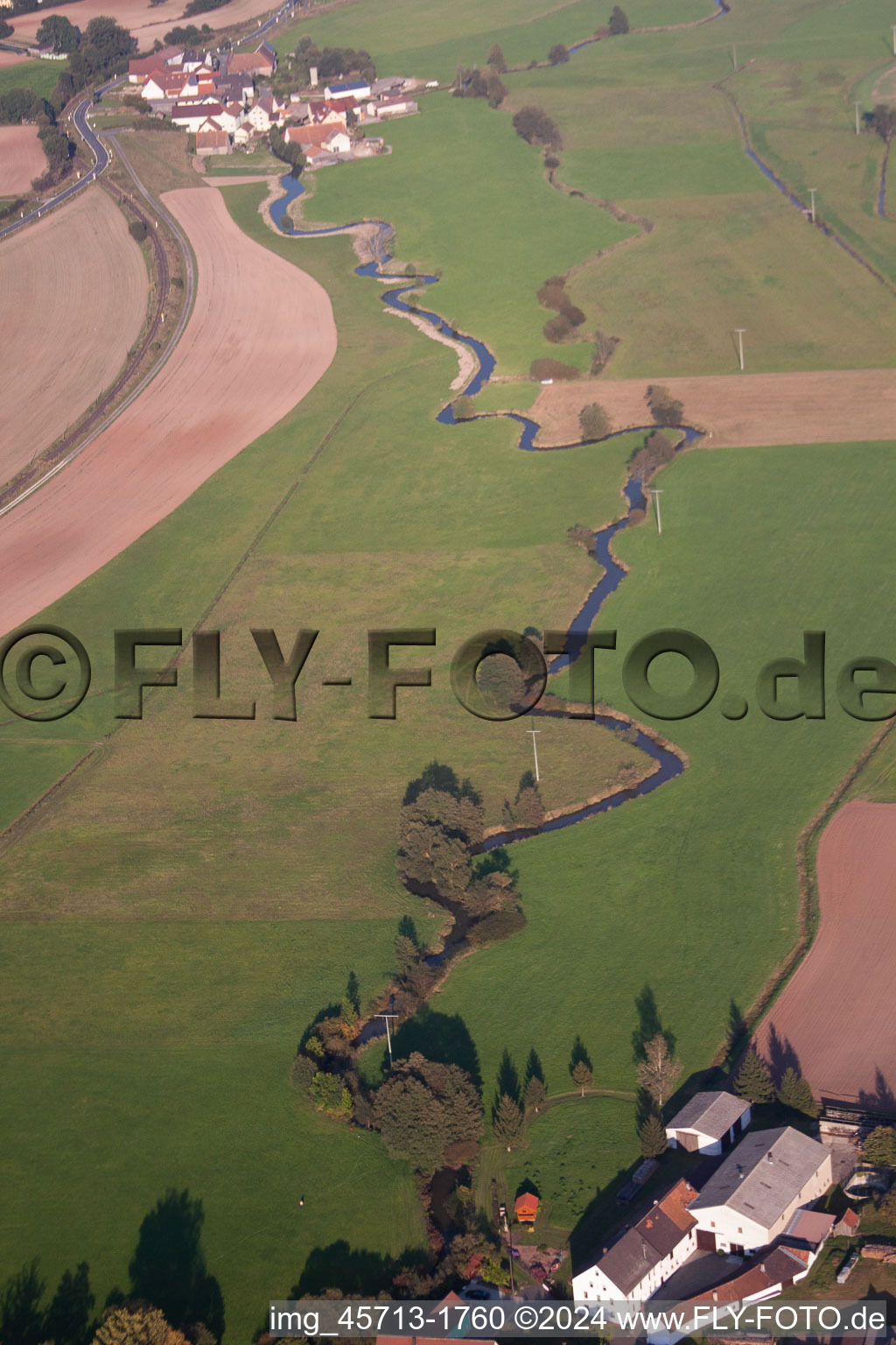 Vue aérienne de Méandre du Riche Ebrach à le quartier Possenfelden in Schlüsselfeld dans le département Bavière, Allemagne