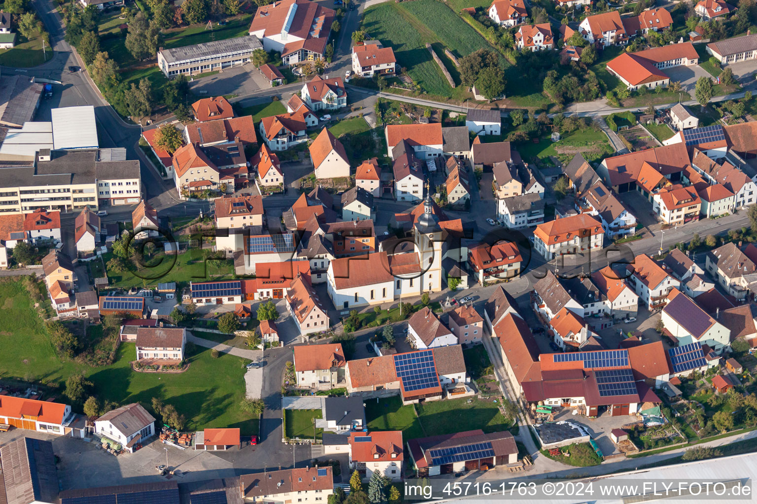 Vue aérienne de Sainte Gertrude à le quartier Volkersdorf in Wachenroth dans le département Bavière, Allemagne