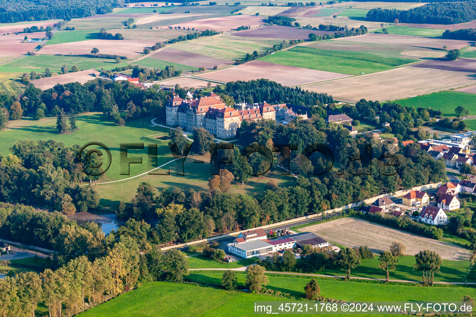 Vue aérienne de Parc du château du château Weissenstein dans le quartier du château Weißenstein à Pommersfelden dans le département Bavière, Allemagne