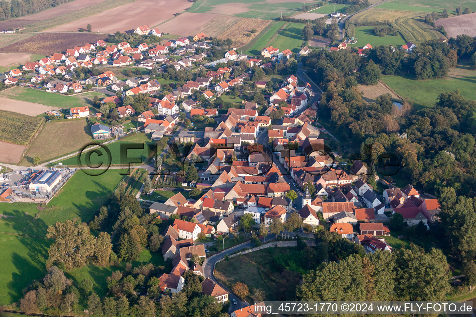 Vue aérienne de Vue des rues et des maisons des quartiers résidentiels à Pommersfelden dans le département Bavière, Allemagne