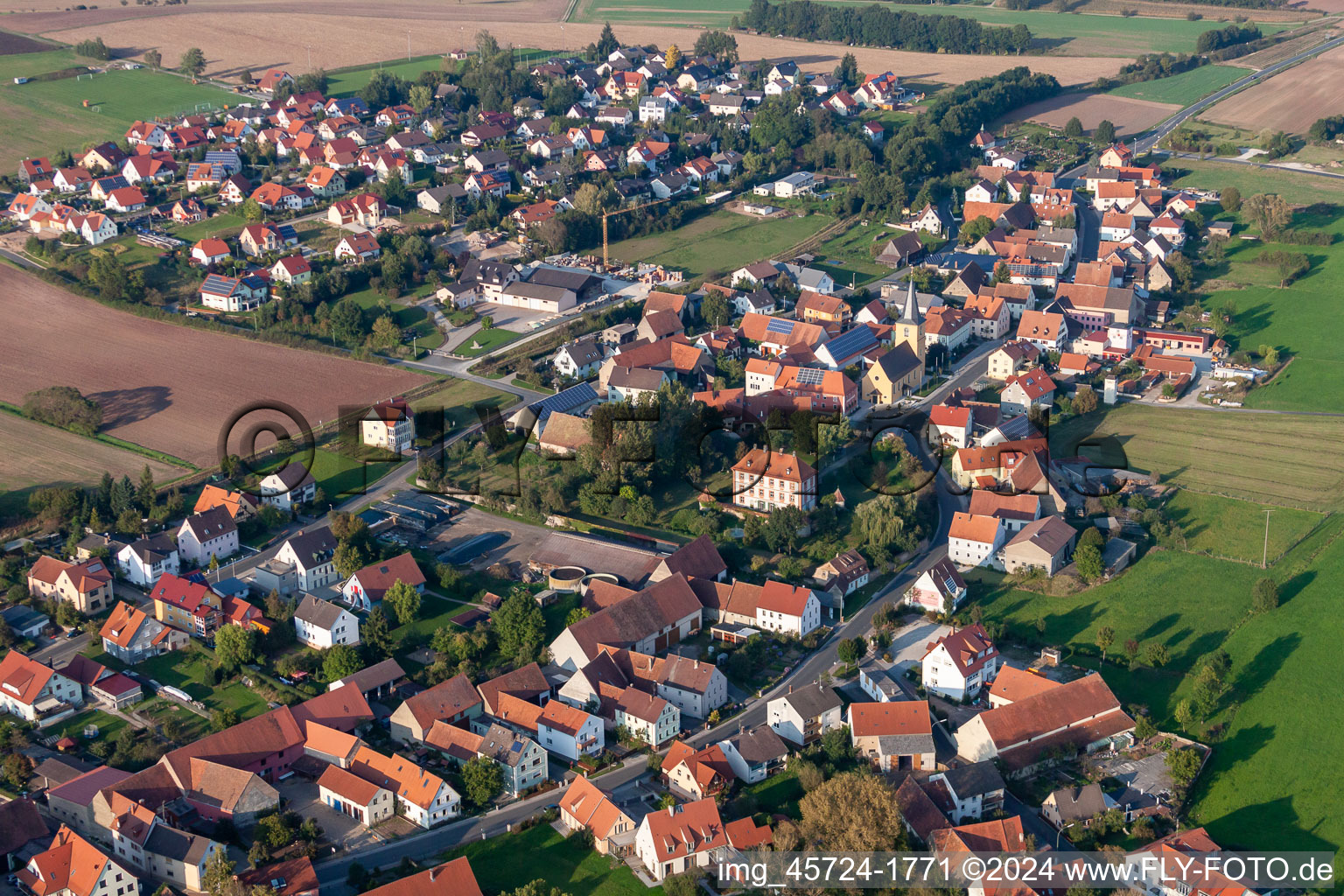 Vue aérienne de Bâtiments et parcs au manoir - domaine rural en Sambach à le quartier Sambach in Pommersfelden dans le département Bavière, Allemagne