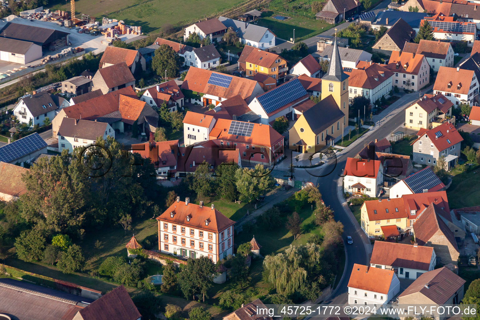 Vue aérienne de Bâtiments et parcs au manoir - domaine rural en Sambach à le quartier Sambach in Pommersfelden dans le département Bavière, Allemagne