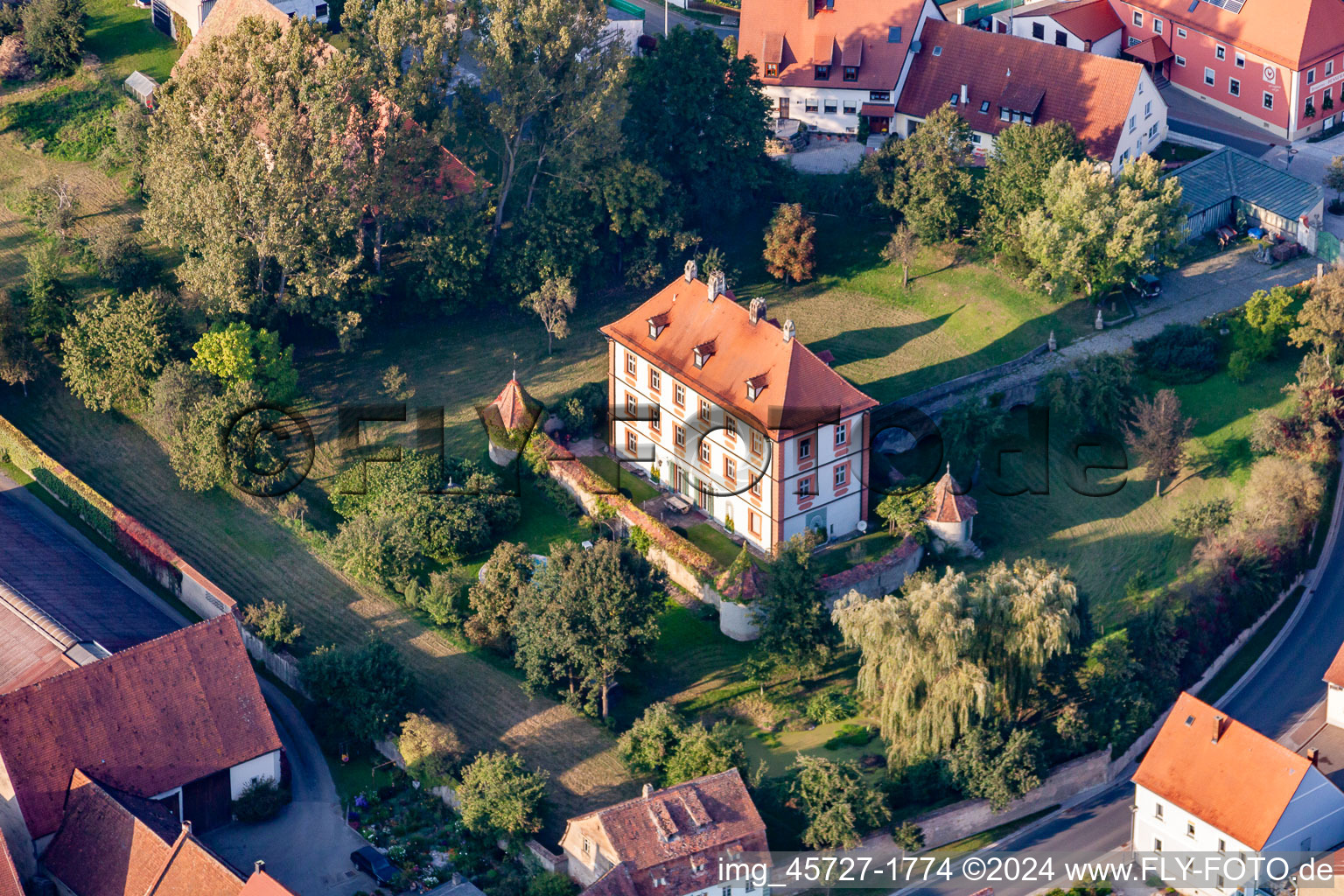 Photographie aérienne de Bâtiments et parcs au manoir - domaine rural en Sambach à le quartier Sambach in Pommersfelden dans le département Bavière, Allemagne